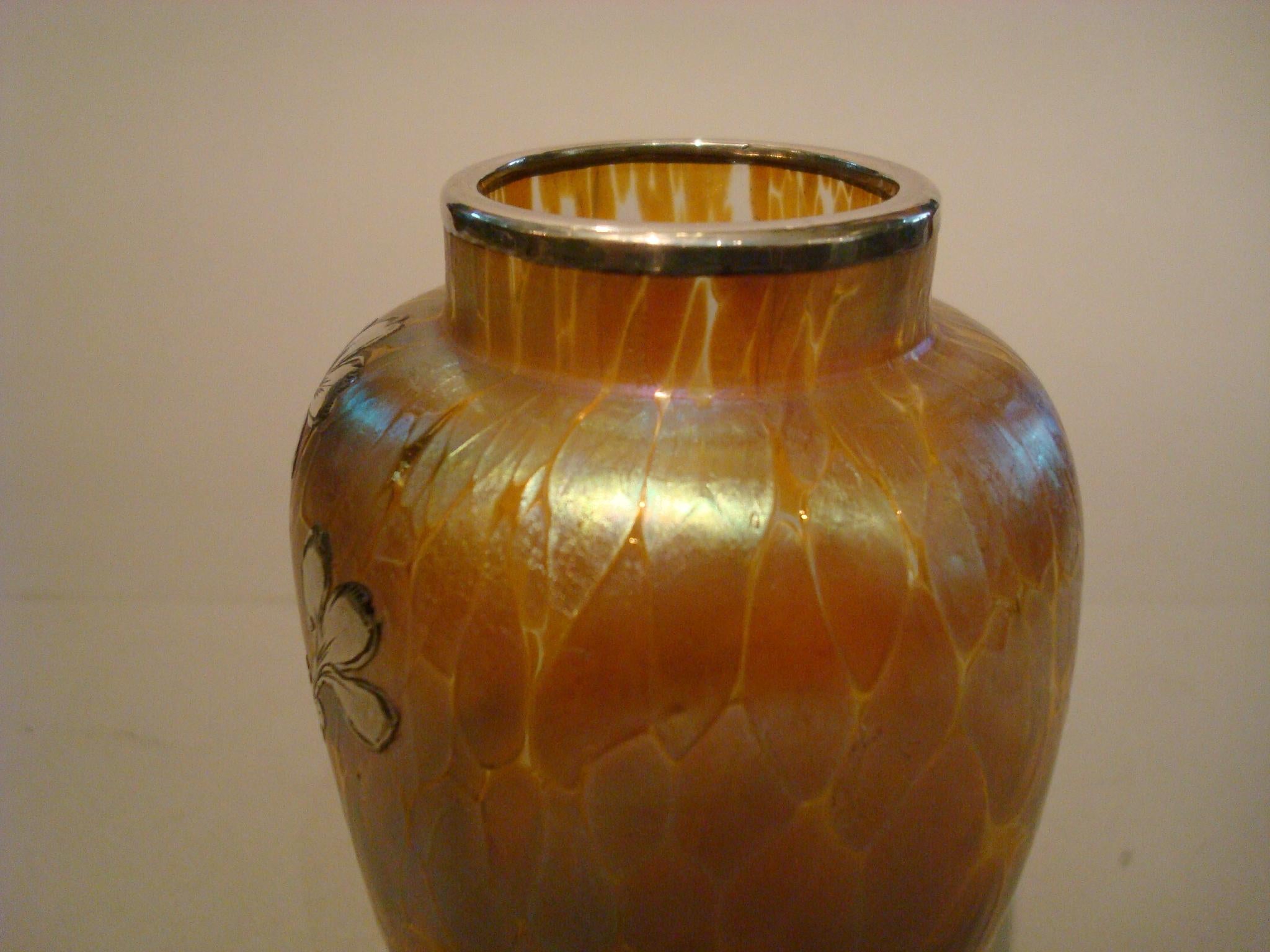 Vase en verre irisé Loetz Art Nouveau avec incrustation d'argent en vente 2