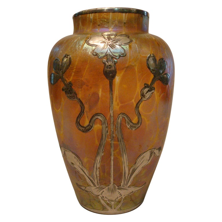 Vase en verre irisé Loetz Art Nouveau avec incrustation d'argent En vente  sur 1stDibs