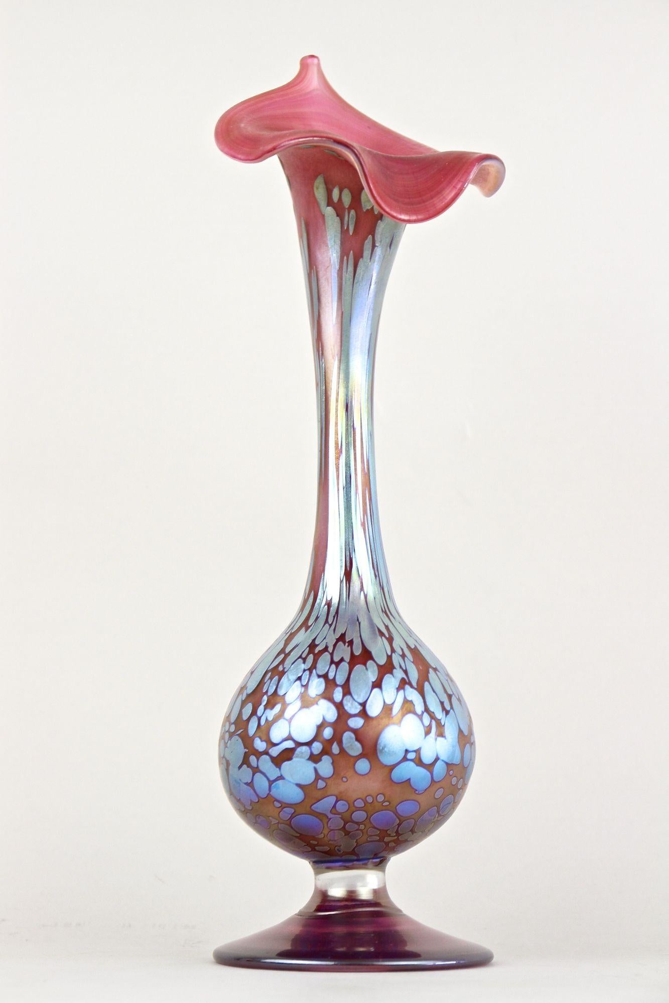 Raro e sorprendente vaso Loetz Witwe del XX secolo, realizzato a mano nel periodo Art Nouveau in Bohemia (ex Repubblica Ceca) intorno al 1915. Questo ipnotizzante vaso in vetro chiamato 