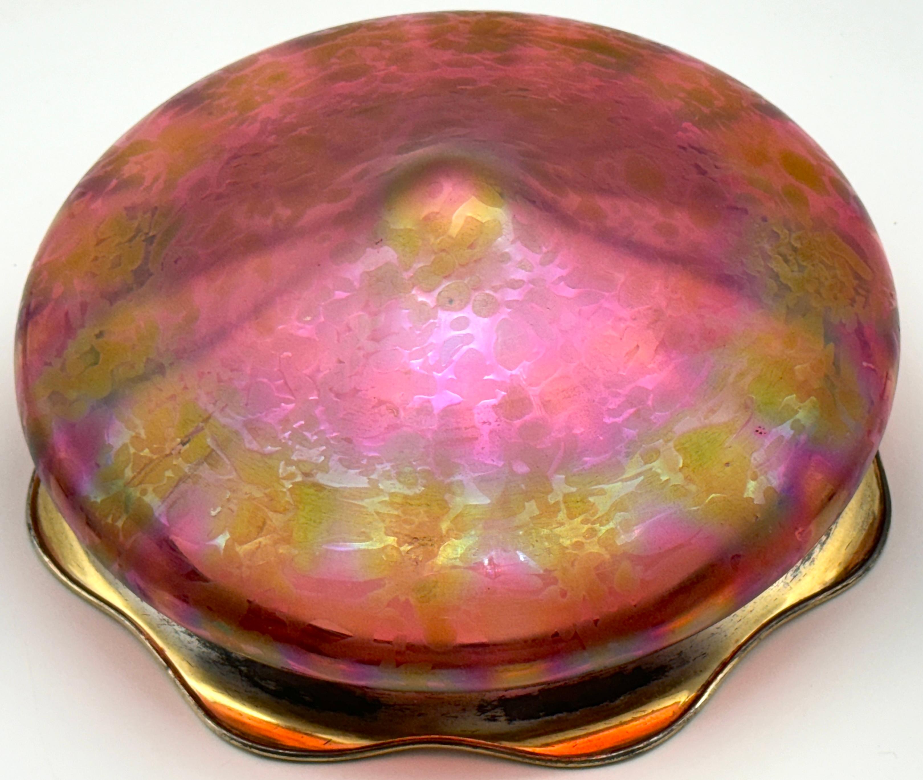 Centre de table Art Nouveau Loetz rouge papillon monté sur métal doré en vente 2