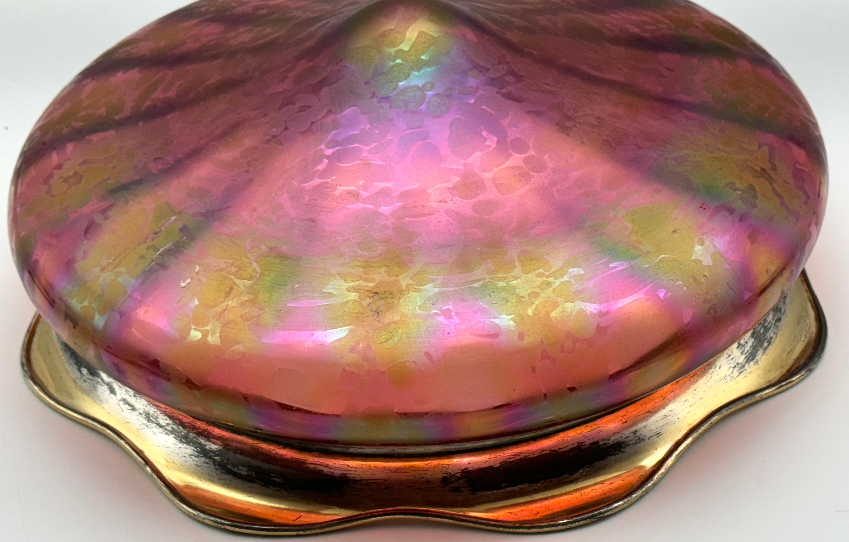 Centre de table Art Nouveau Loetz rouge papillon monté sur métal doré en vente 3
