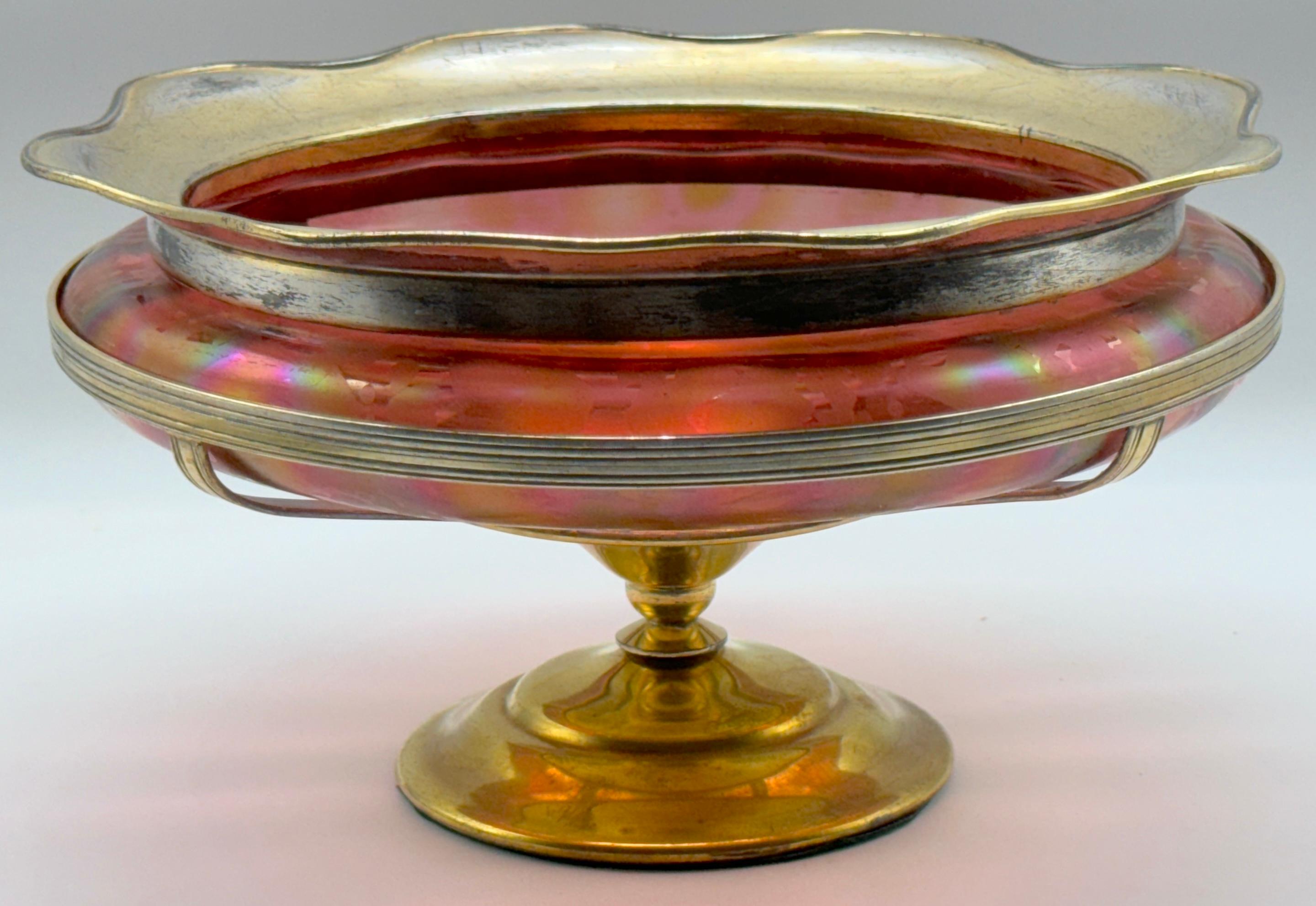 Centre de table Art Nouveau Loetz Red Papillon en métal doré
Autriche, vers 1910

Ce centre de table Art Nouveau Loetz Red Papillon Gilt Metal Mounted, fabriqué en Autriche vers 1910, est un exemple rare et exquis du design du début du XXe siècle.