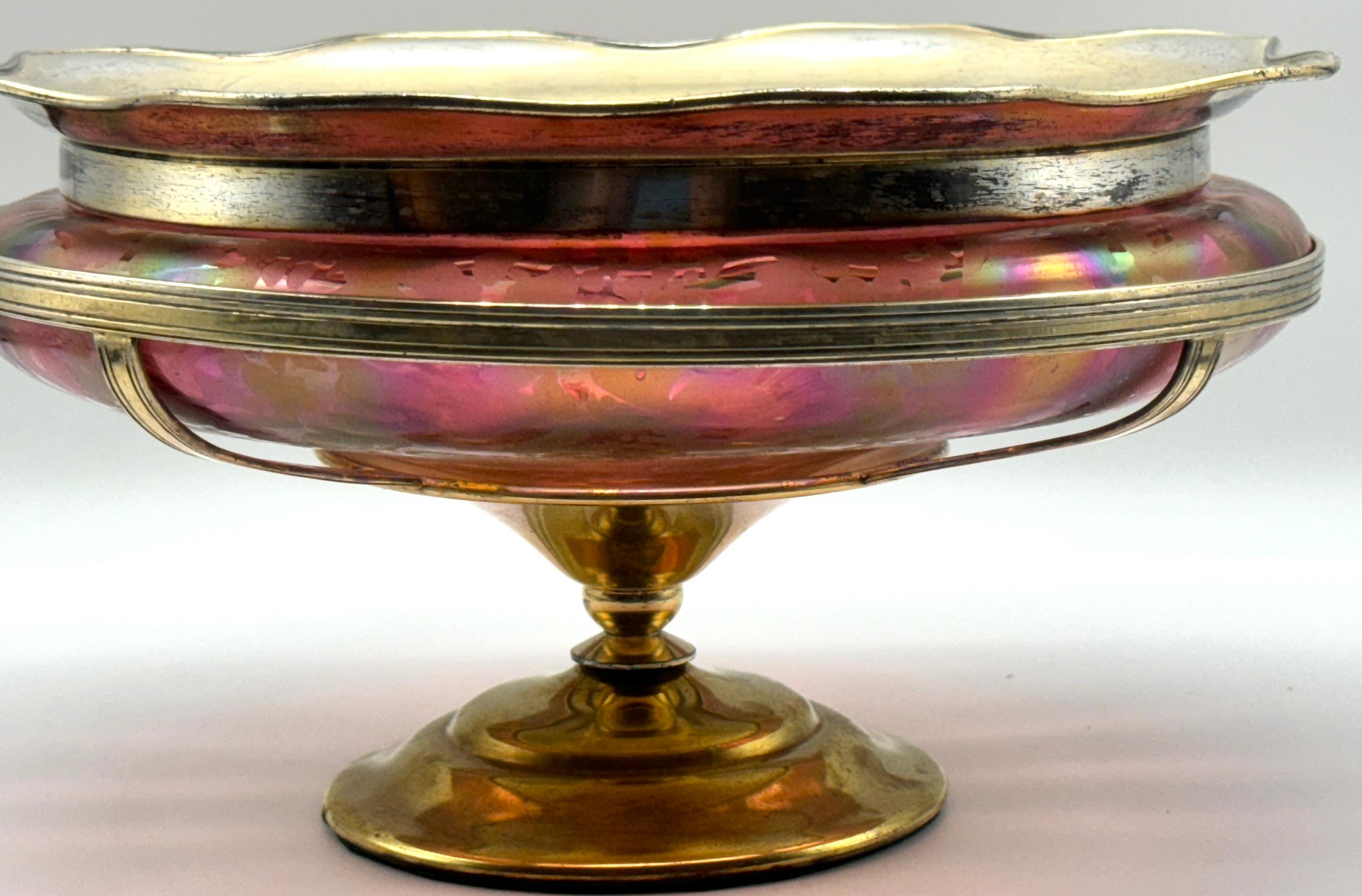 Autrichien Centre de table Art Nouveau Loetz rouge papillon monté sur métal doré en vente