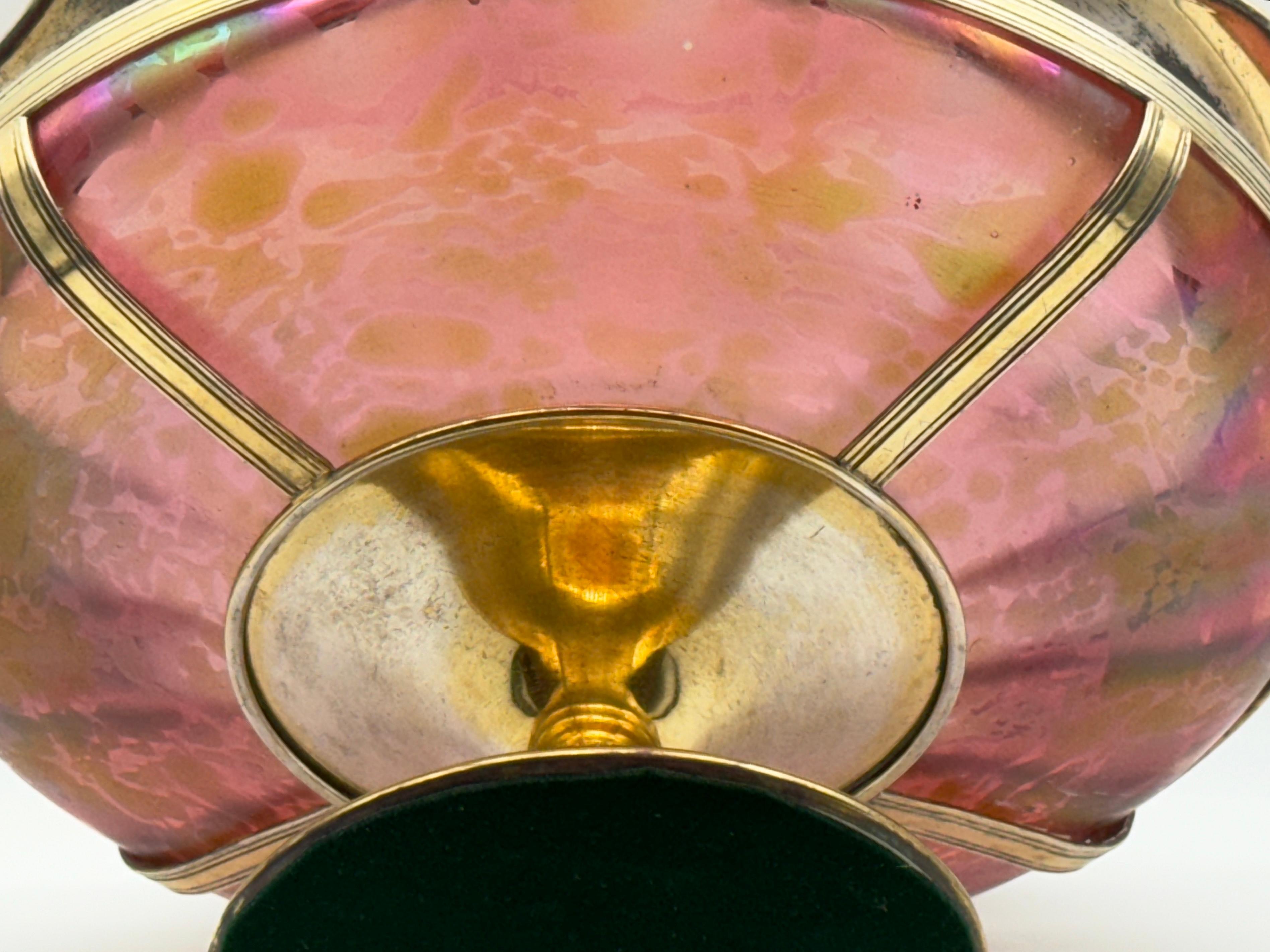 20ième siècle Centre de table Art Nouveau Loetz rouge papillon monté sur métal doré en vente