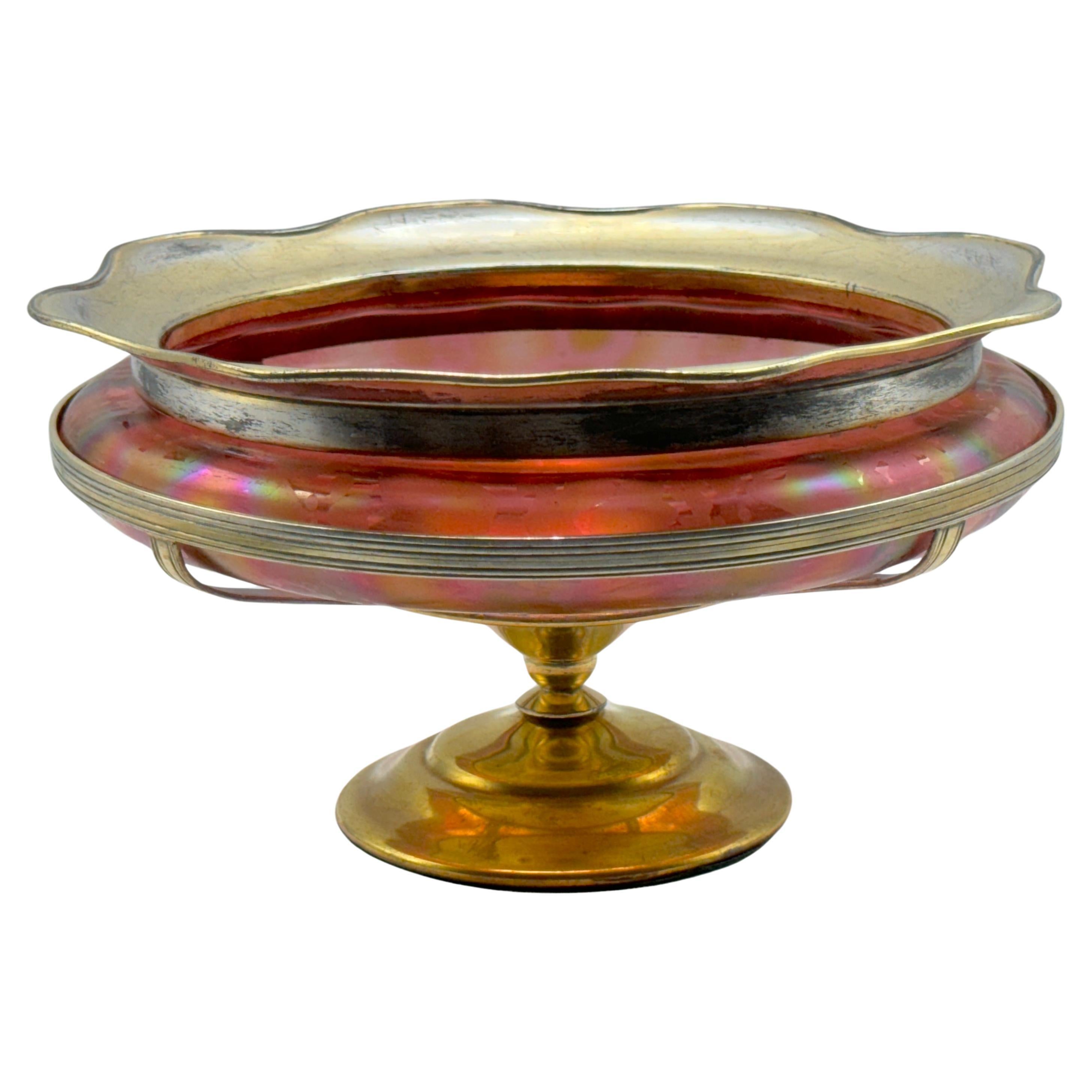 Centre de table Art Nouveau Loetz rouge papillon monté sur métal doré en vente