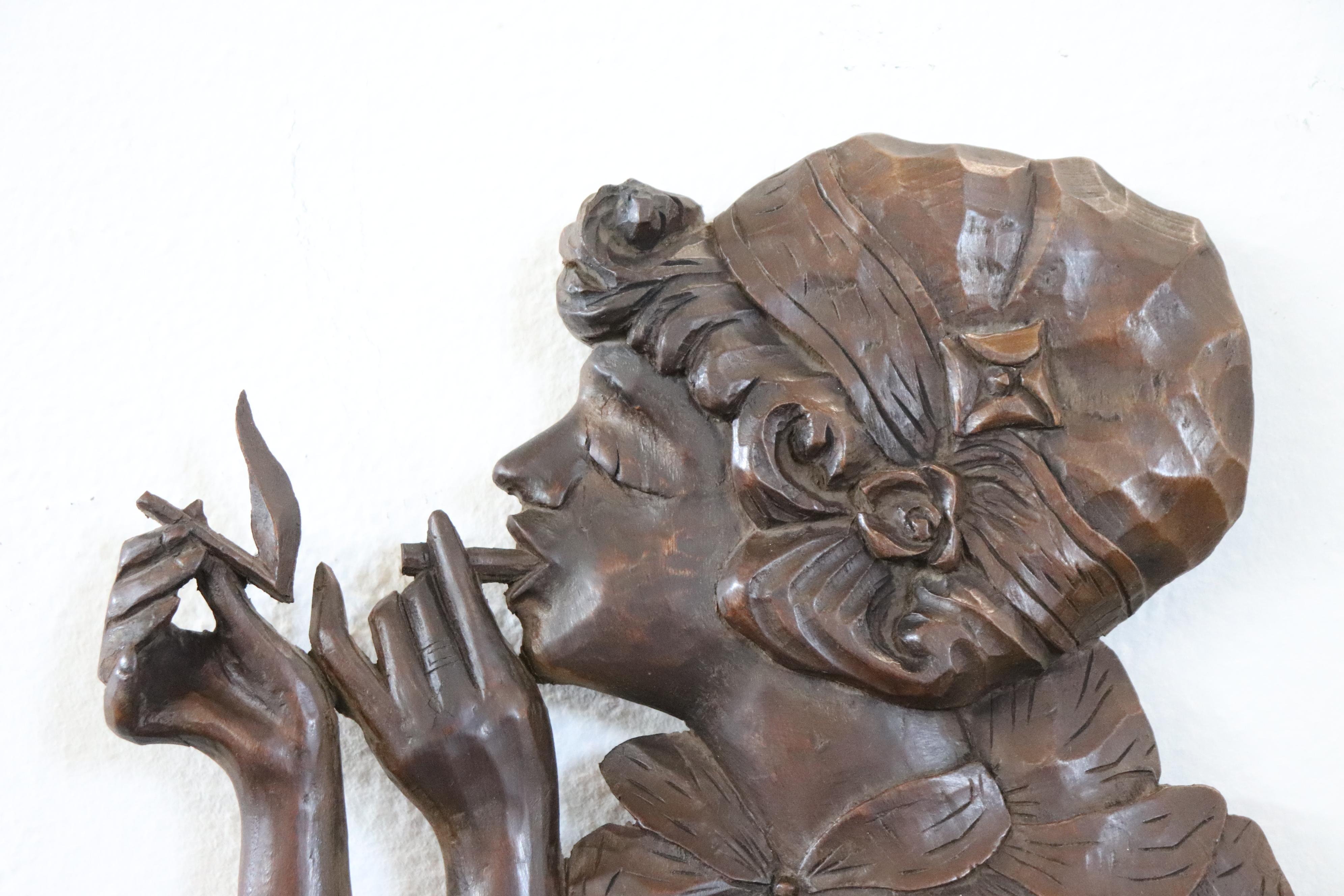 Jugendstil-Skulptur mit niedrigem Relief aus Nussbaumholz, Frau mit Zigaretten, niedriges Relief (Art nouveau) im Angebot