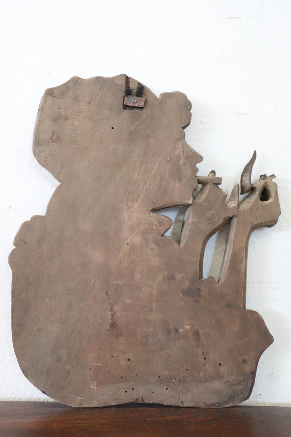 Jugendstil-Skulptur mit niedrigem Relief aus Nussbaumholz, Frau mit Zigaretten, niedriges Relief (Handgeschnitzt) im Angebot