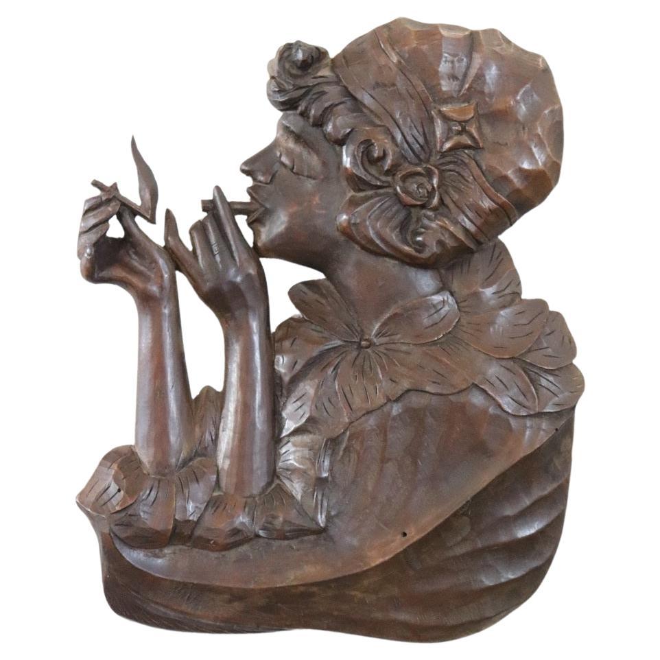 Jugendstil-Skulptur mit niedrigem Relief aus Nussbaumholz, Frau mit Zigaretten, niedriges Relief