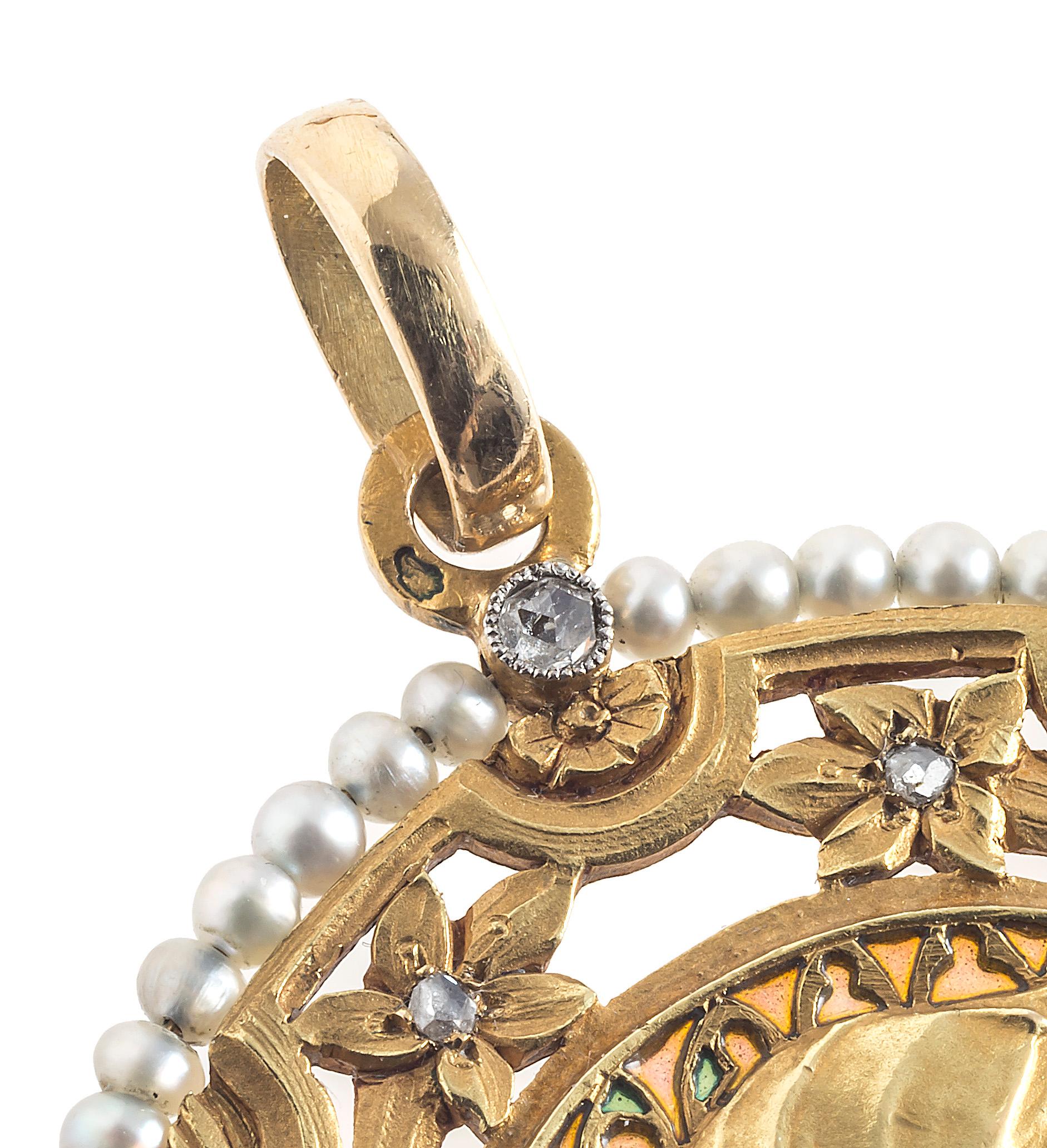 Taille ronde Pendentif en forme de Vierge Marie Art Nouveau Plique À Jour Émail émaillé Perles d'or 18 carats Diamants en vente