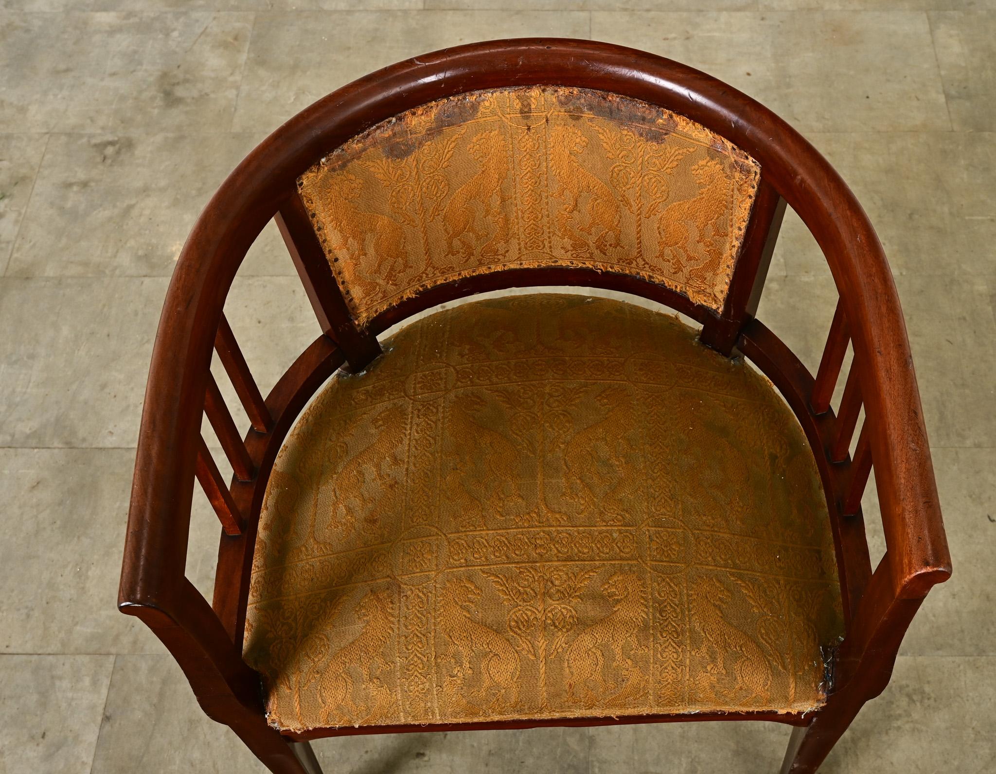 Tessile Poltrona Art Nouveau in mogano in vendita