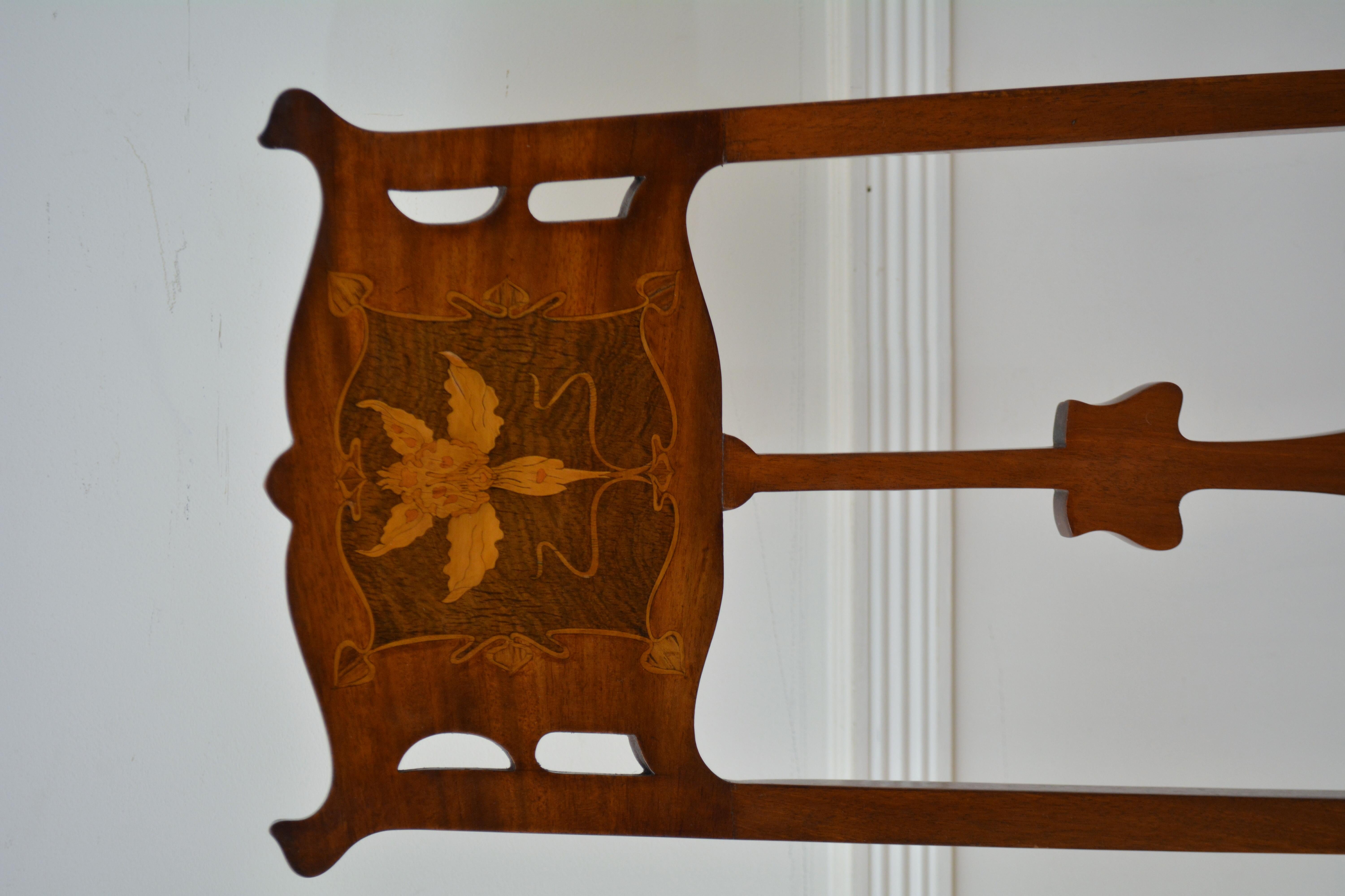 Sn5619 Hervorragender Beistellstuhl / Ellbogenstuhl im Jugendstil mit geschnitzter, eingelegter und geformter Rückenlehne auf geschnitzter Stütze, großzügigem, neu bezogenem Sitz mit blaugrüner Blattpolsterung und offenen Rollenarmen, auf schlanken,