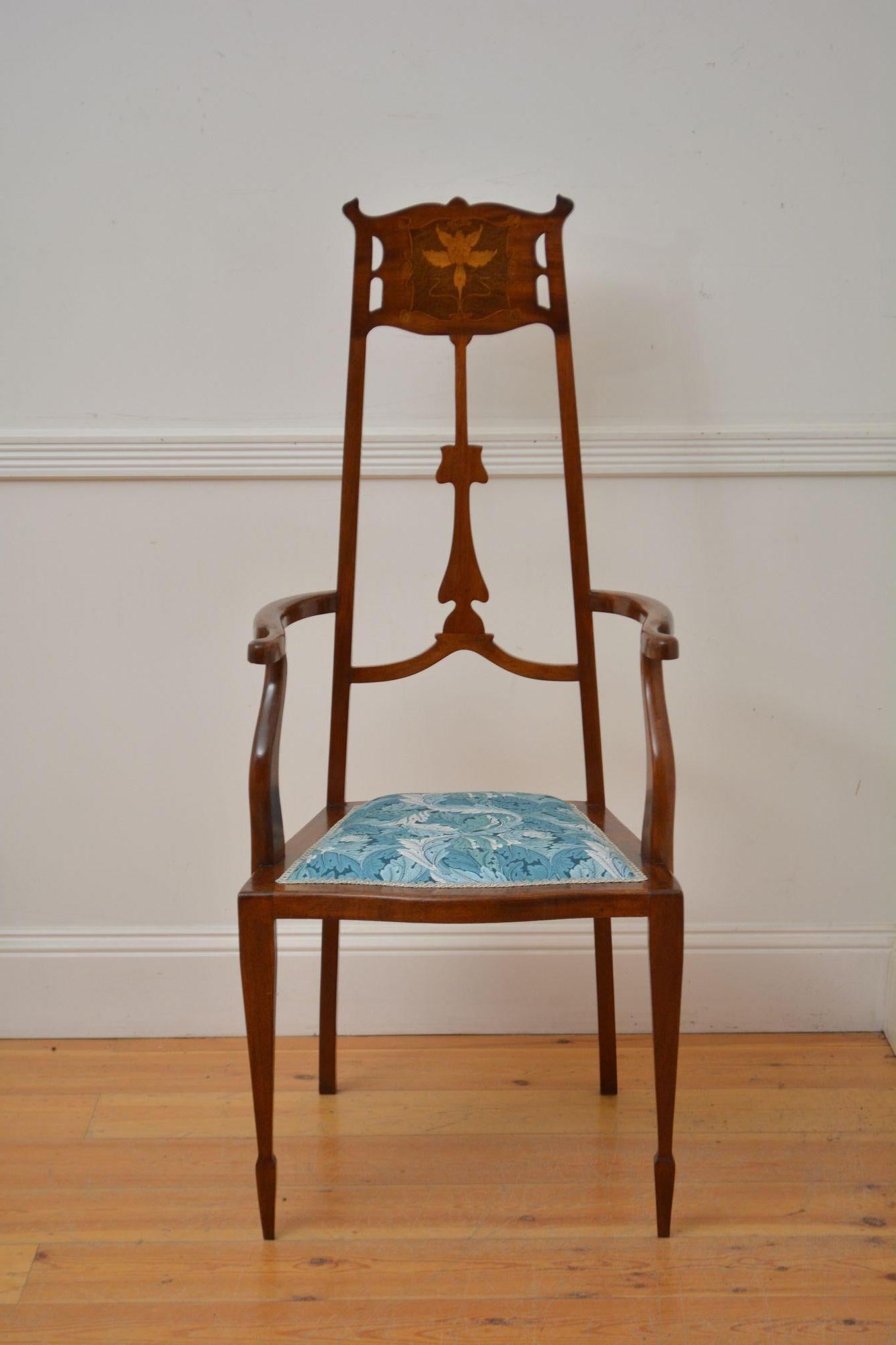 Sn5619 Superbe chaise d'appoint / chaise coudée Art Nouveau, avec dossier sculpté, incrusté et façonné sur support sculpté, siège généreux, récemment restauré avec tapisserie en feuilles de sarcelle et accoudoirs en volutes ouvertes, reposant sur de
