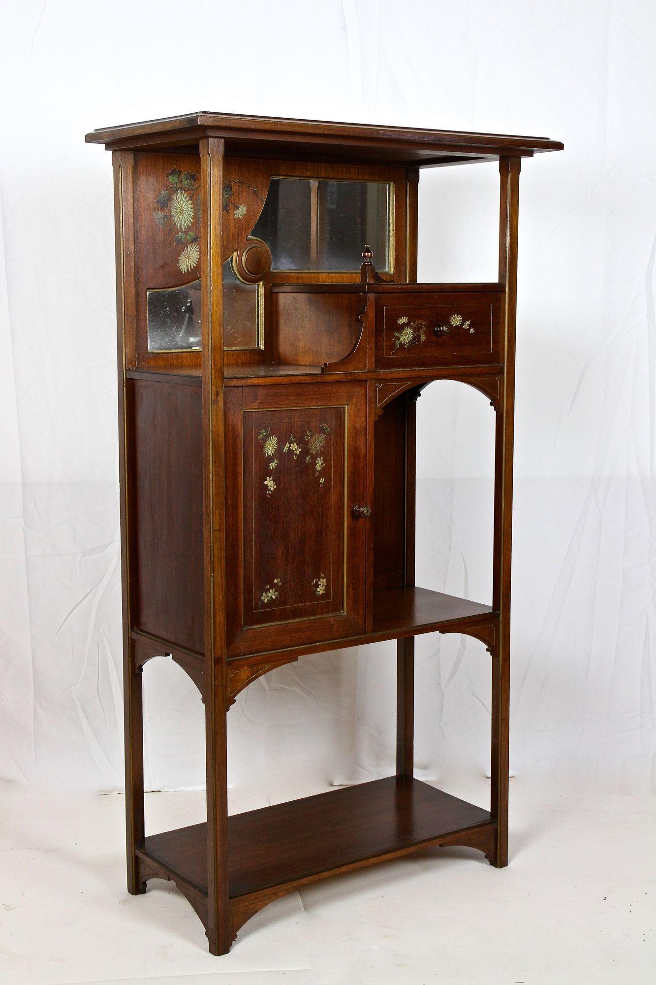 Vitrine/étagère en acajou Art Nouveau avec fleurs peintes, FR vers 1900 7