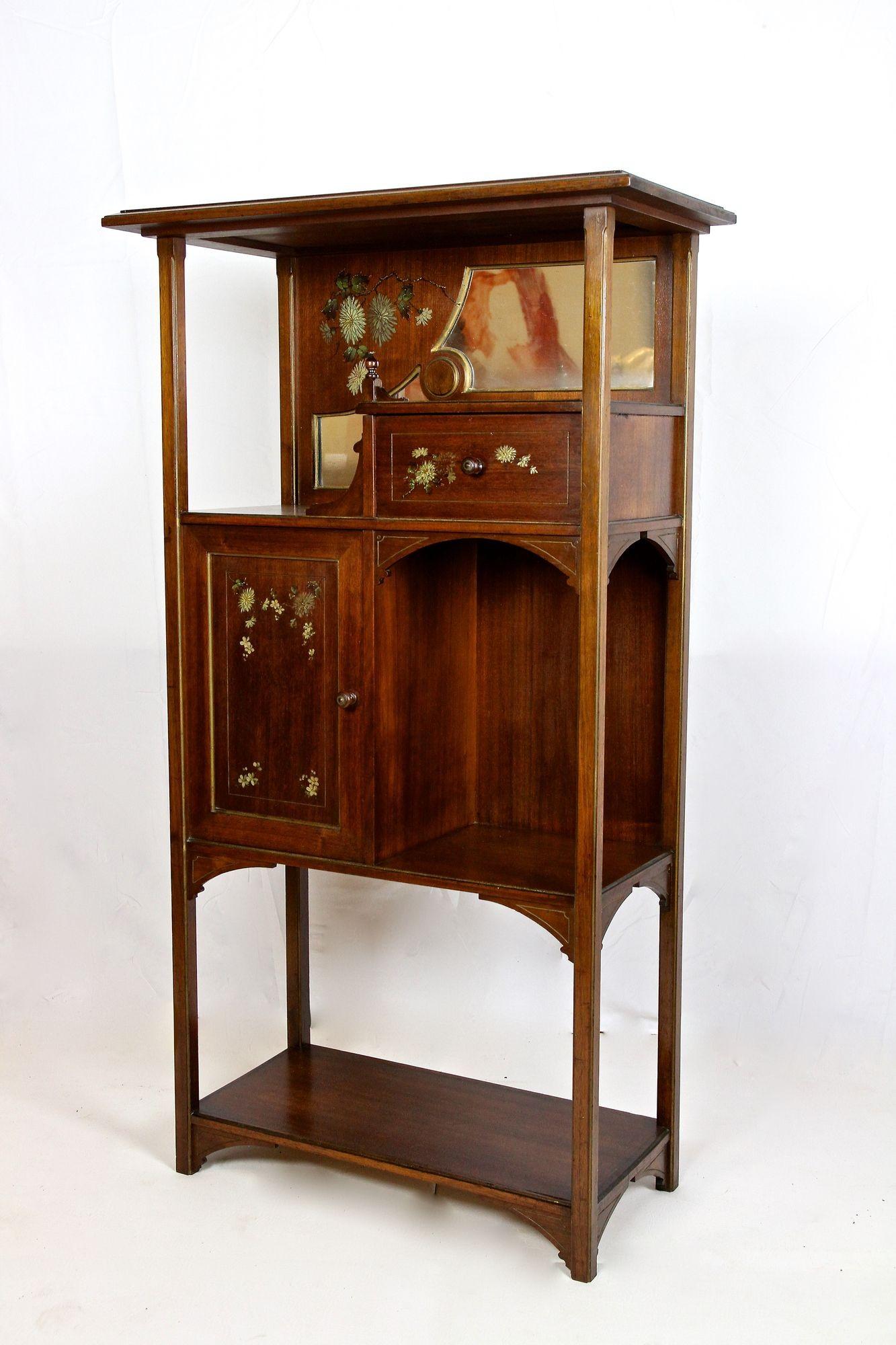 Laiton Vitrine/étagère en acajou Art Nouveau avec fleurs peintes, FR vers 1900