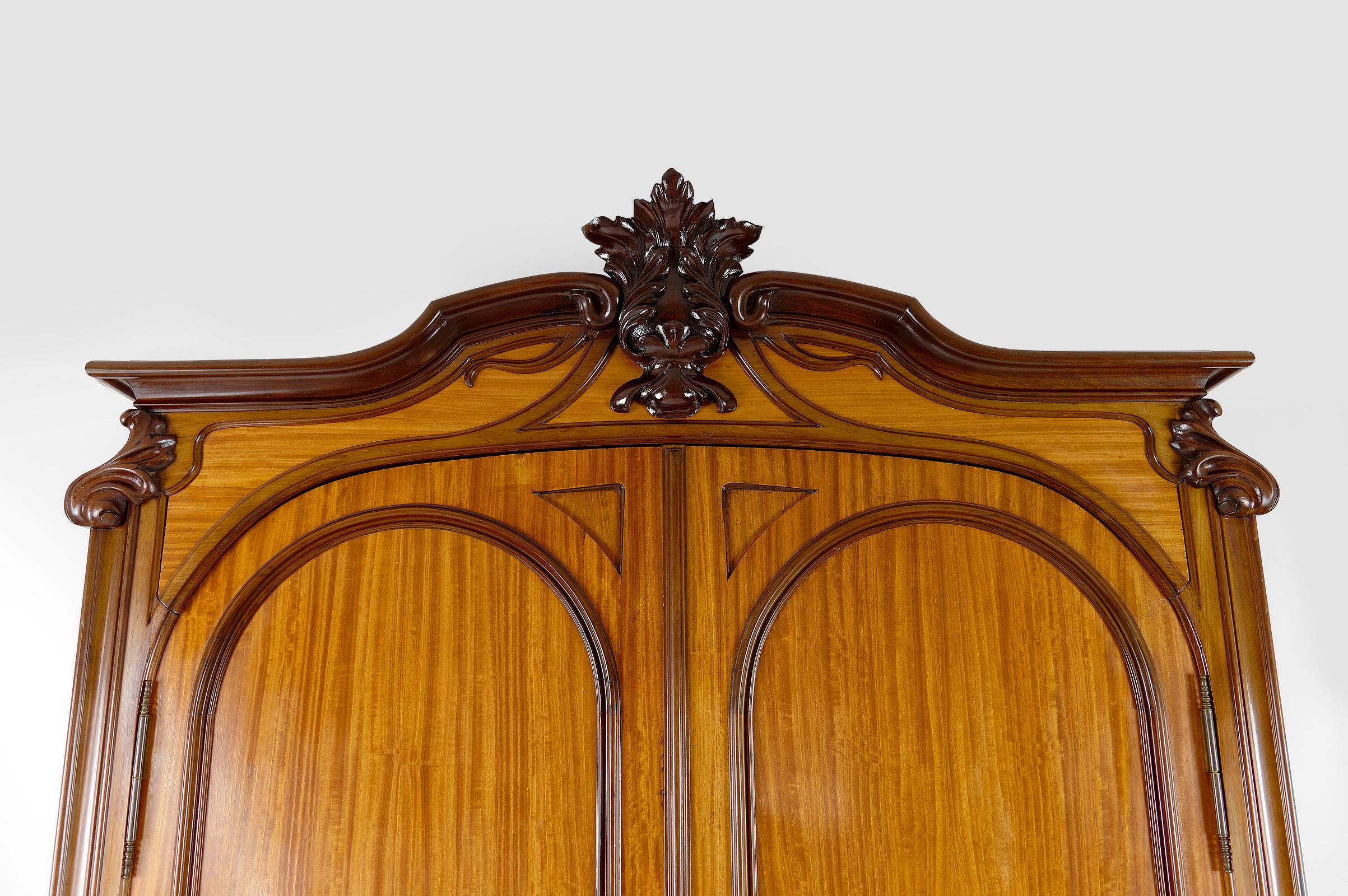 Jugendstil-Holzeinbauschrank, Frankreich, um 1900 (Intarsie) im Angebot