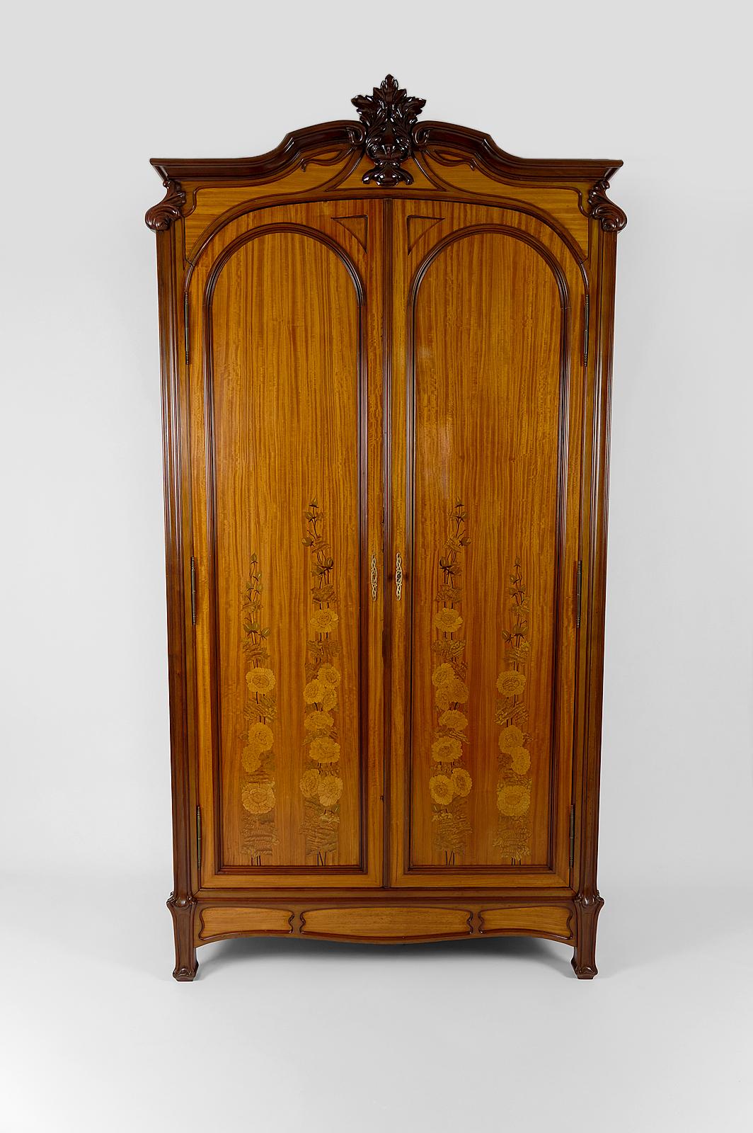 Magnificent mahogany wardrobe with double doors inlaid with flowers. From the Art Nouveau period but some elements such as the pediment recall the Napoleon III style.

Key present, lock OK.

Art Nouveau, France, circa 1890-1900.
In the style of