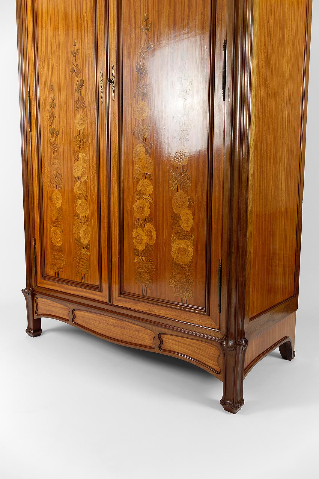Armario Art Nouveau con incrustaciones de madera, Francia, hacia 1900 en Bueno estado para la venta en VÉZELAY, FR