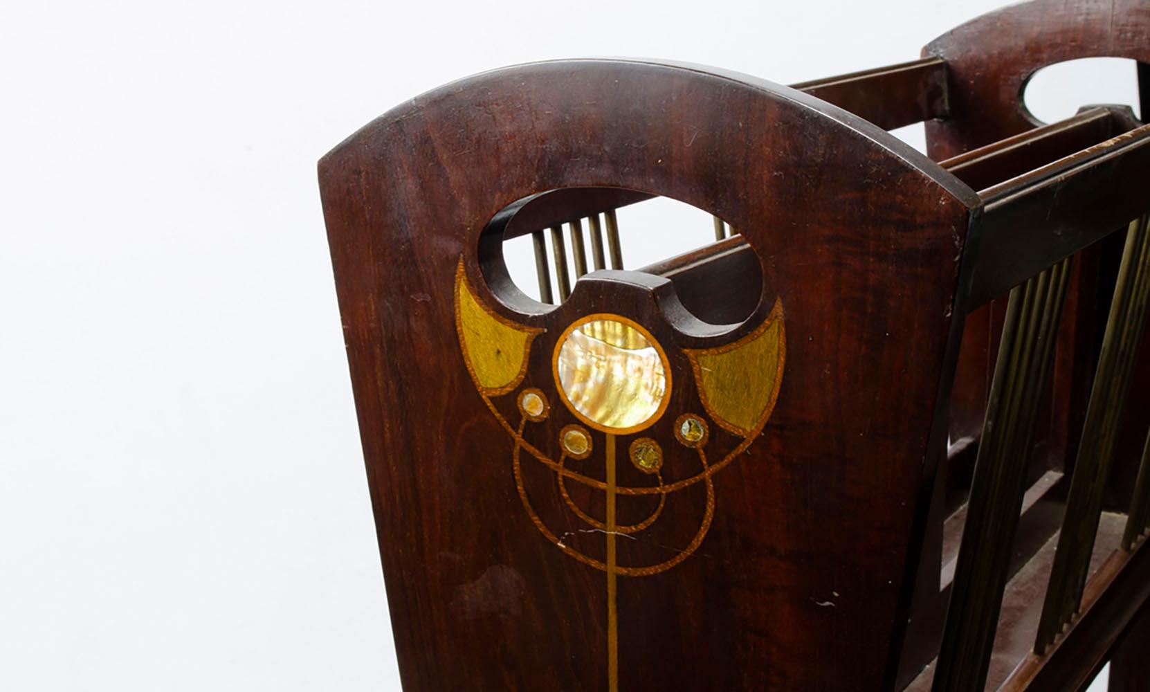 Francese Portariviste in mogano Art Nouveau con intarsi in legno di frutta e madreperla C1900 in vendita