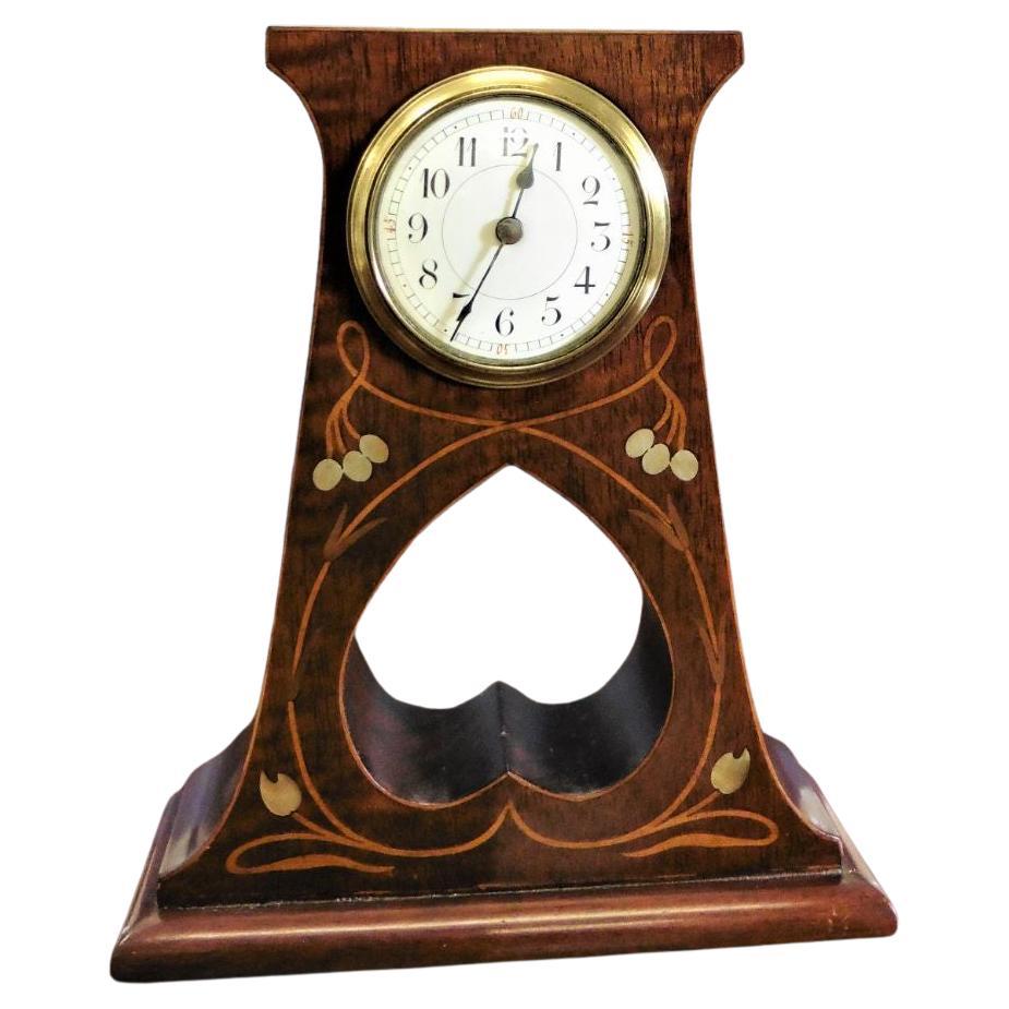 Horloge de cheminée Art Nouveau en acajou en vente