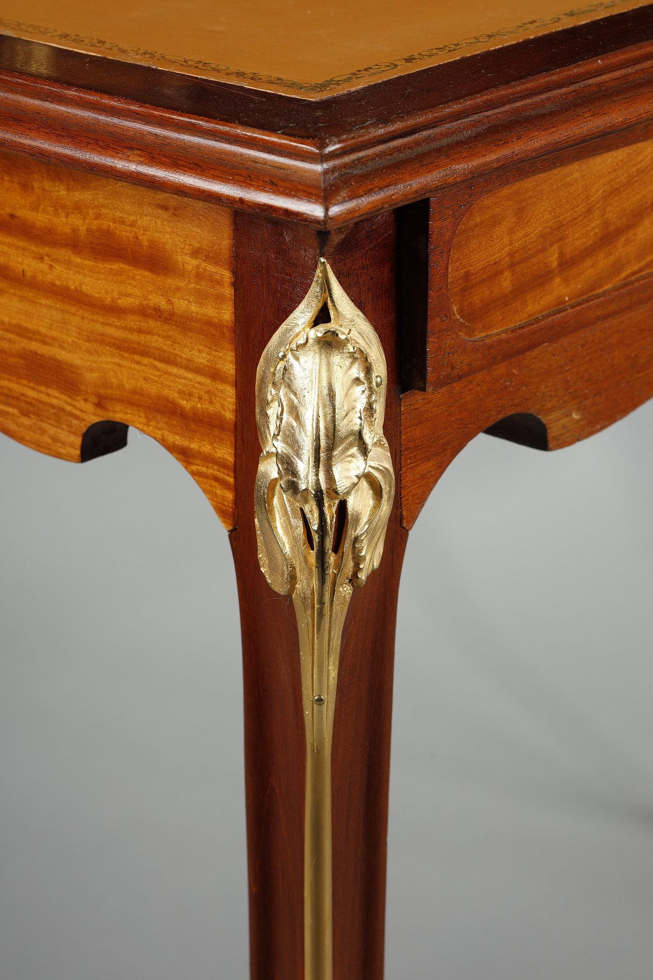 Art Nouveau Mahogany stepped desk For Sale 12