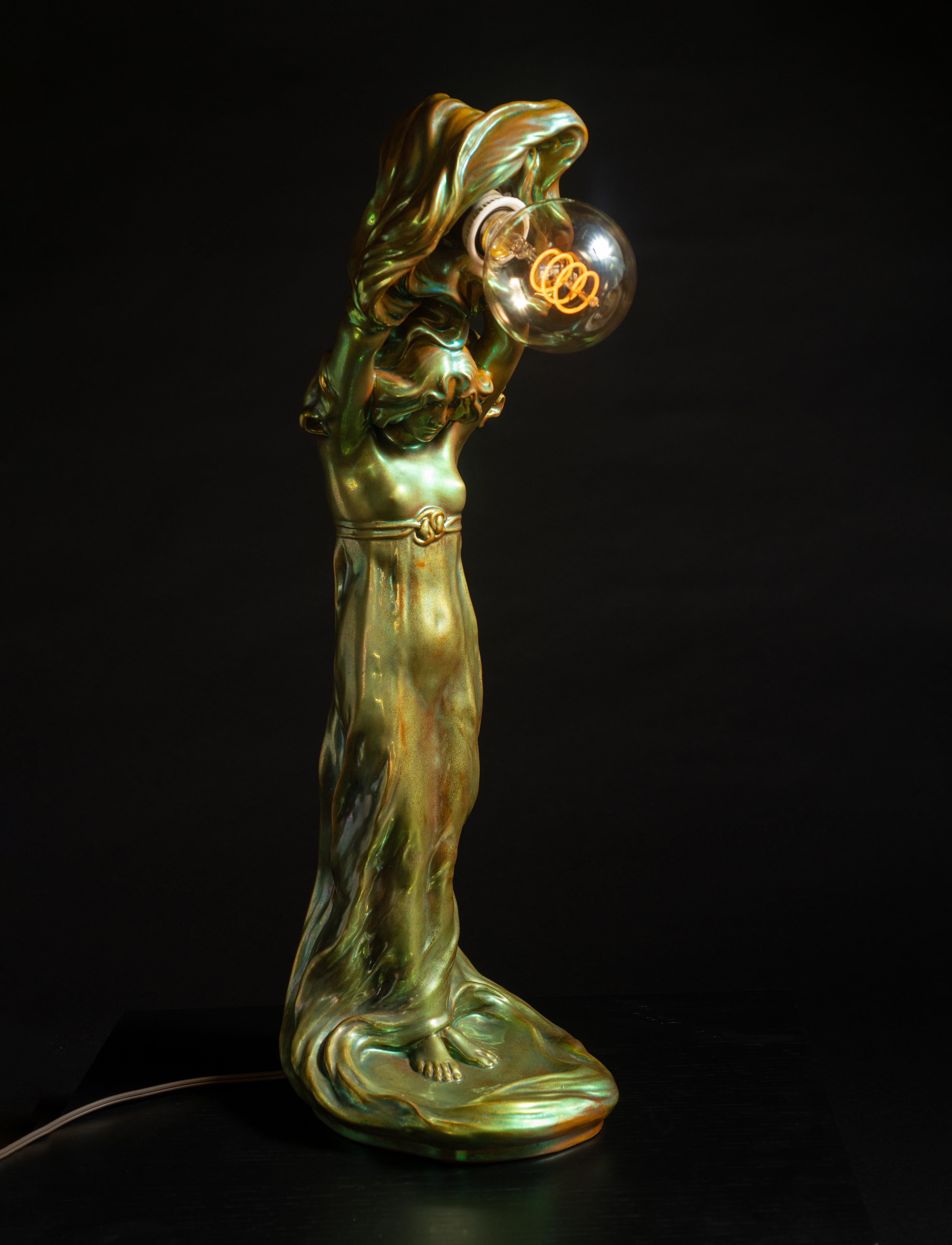 Hongrois Lampe jeune fille Art Nouveau de Lajos Mack pour Zsolnay en vente