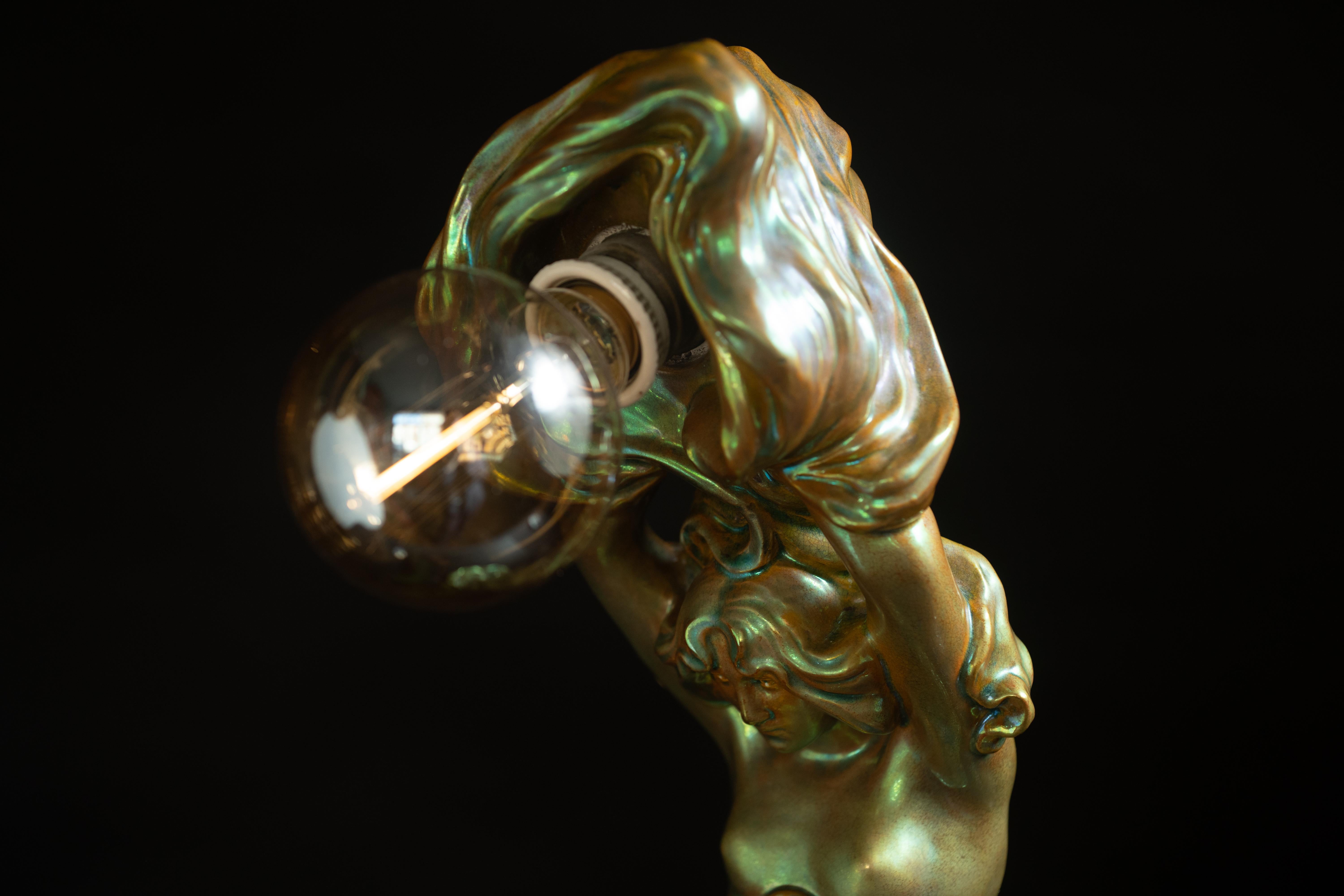 Début du 20ème siècle Lampe jeune fille Art Nouveau de Lajos Mack pour Zsolnay en vente