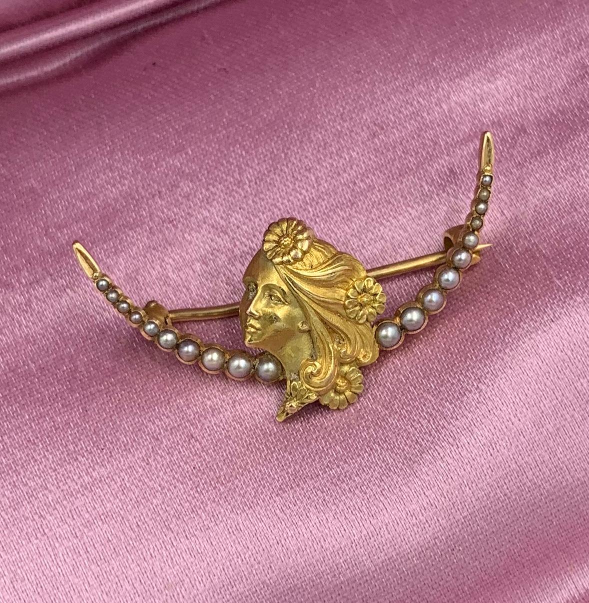 Jugendstil Jungfrau Perle Blume Brosche Pin 14 Karat Gold Perle Halbmond (Art nouveau) im Angebot