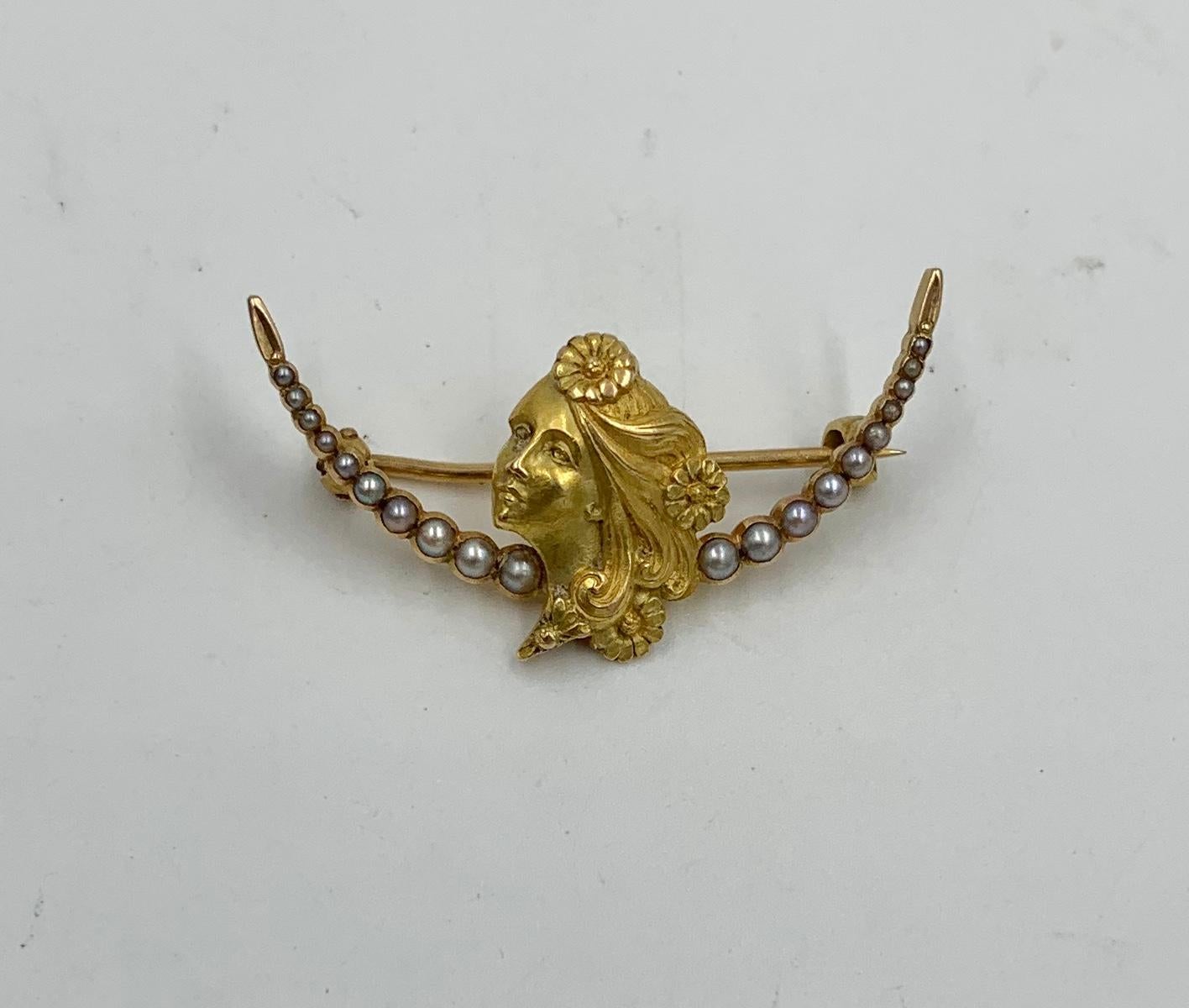 Jugendstil Jungfrau Perle Blume Brosche Pin 14 Karat Gold Perle Halbmond im Zustand „Gut“ im Angebot in New York, NY