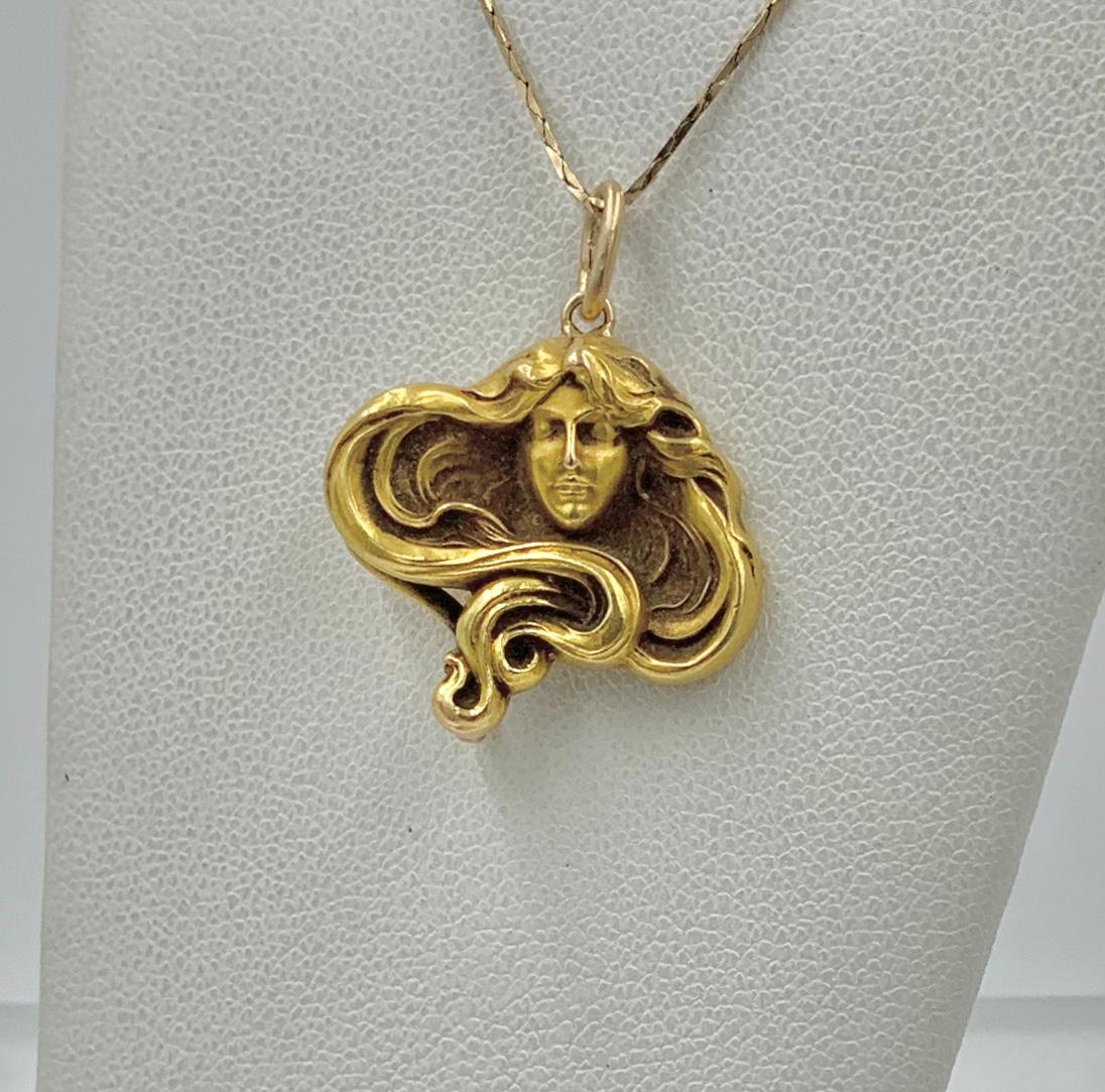 Jugendstil Jungfrau Frau Anhänger Halskette 14 Karat Gold Fließendes Haar im Zustand ��„Gut“ in New York, NY