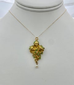 Broche pendentif en forme de déesse Art Nouveau Femme jeune fille en émail à fleurs roses