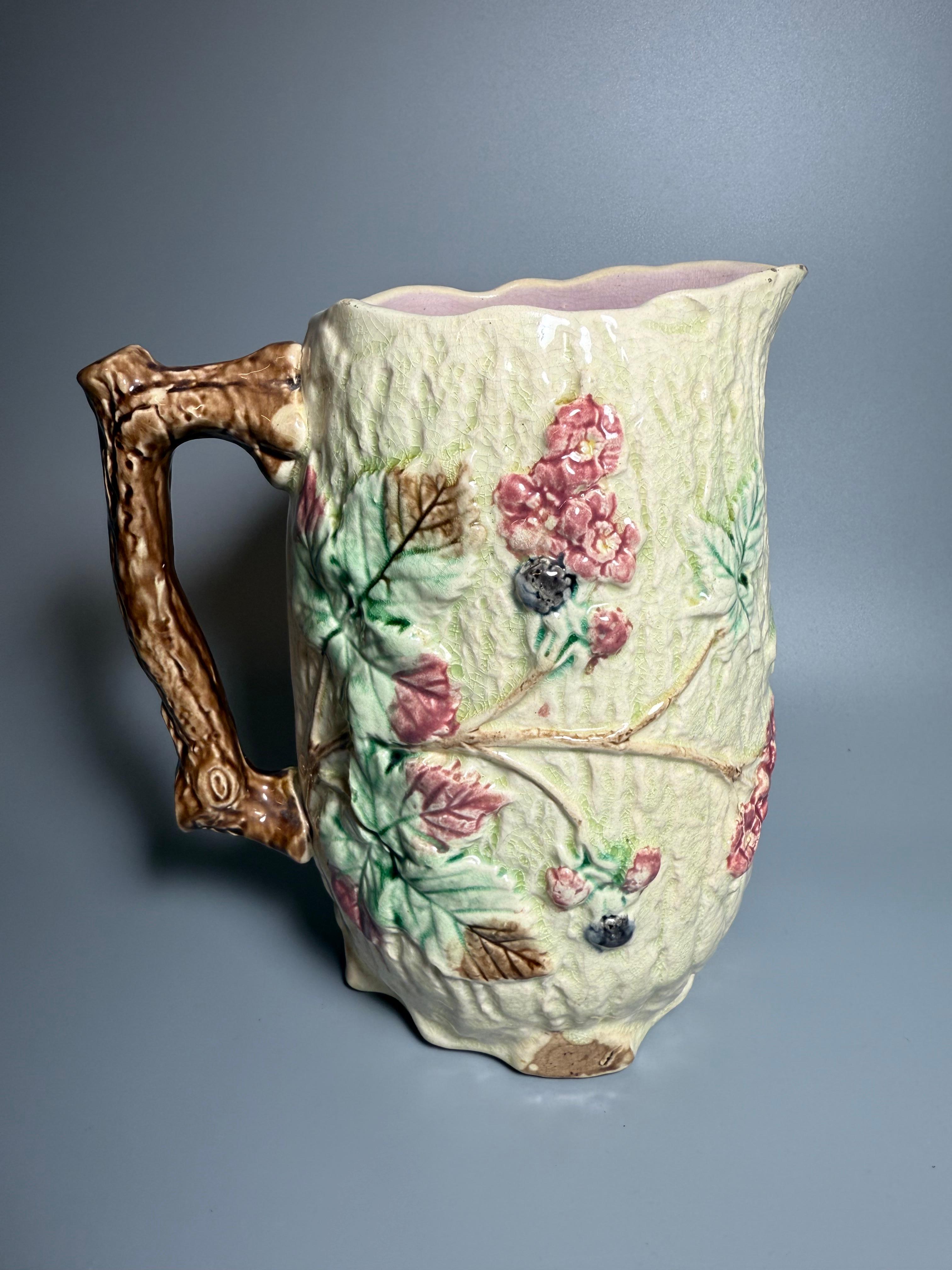 Un'antica brocca in maiolica, probabilmente del XIX secolo, nota per il suo caratteristico smalto al piombo e i suoi colori vivaci. 

Questa particolare brocca presenta un motivo botanico, forse raffigurante rovi di more o rose selvatiche con un