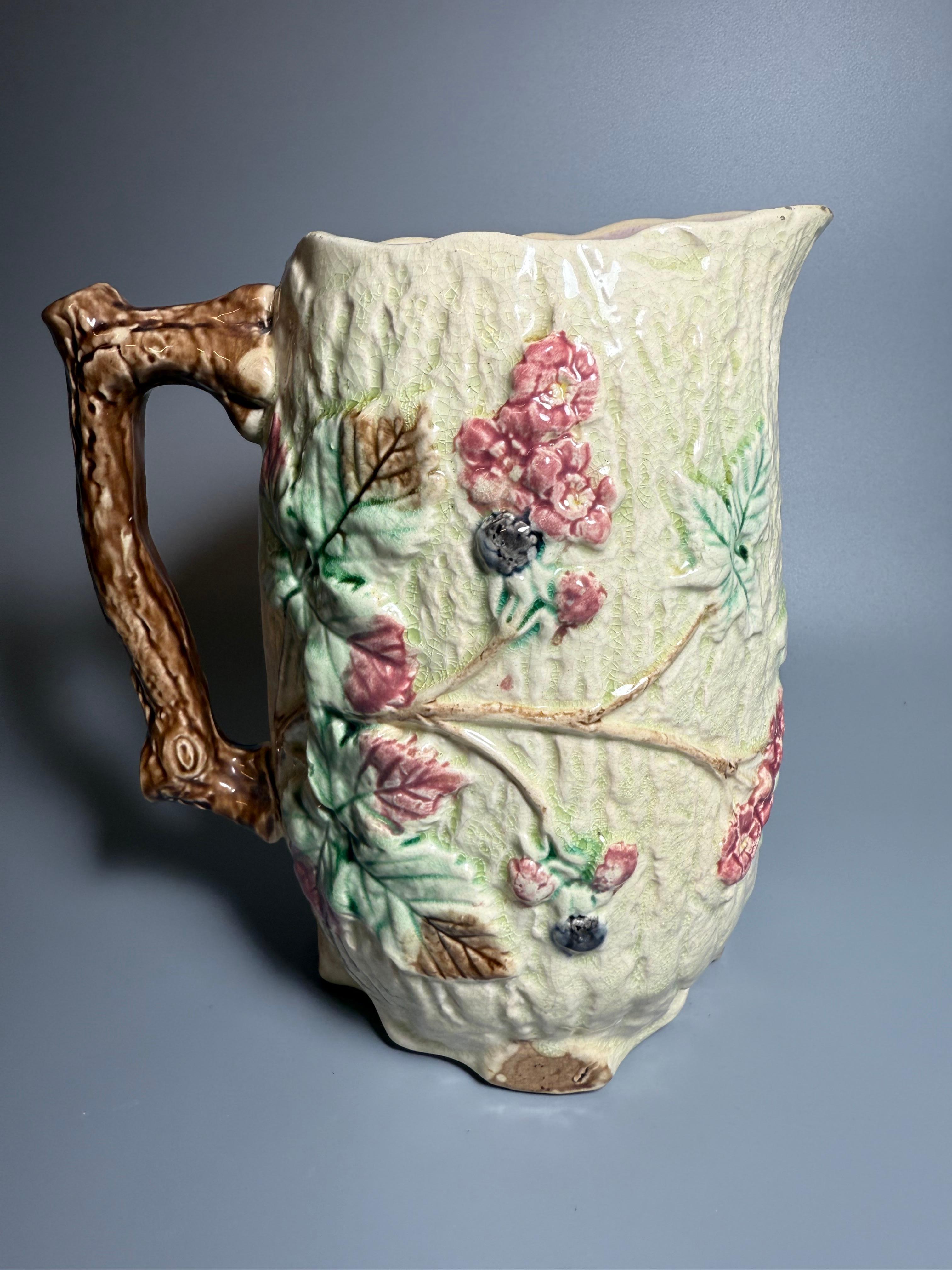 Smaltato Maiolica Art Nouveau Una Grande Brocca Inghilterra in vendita