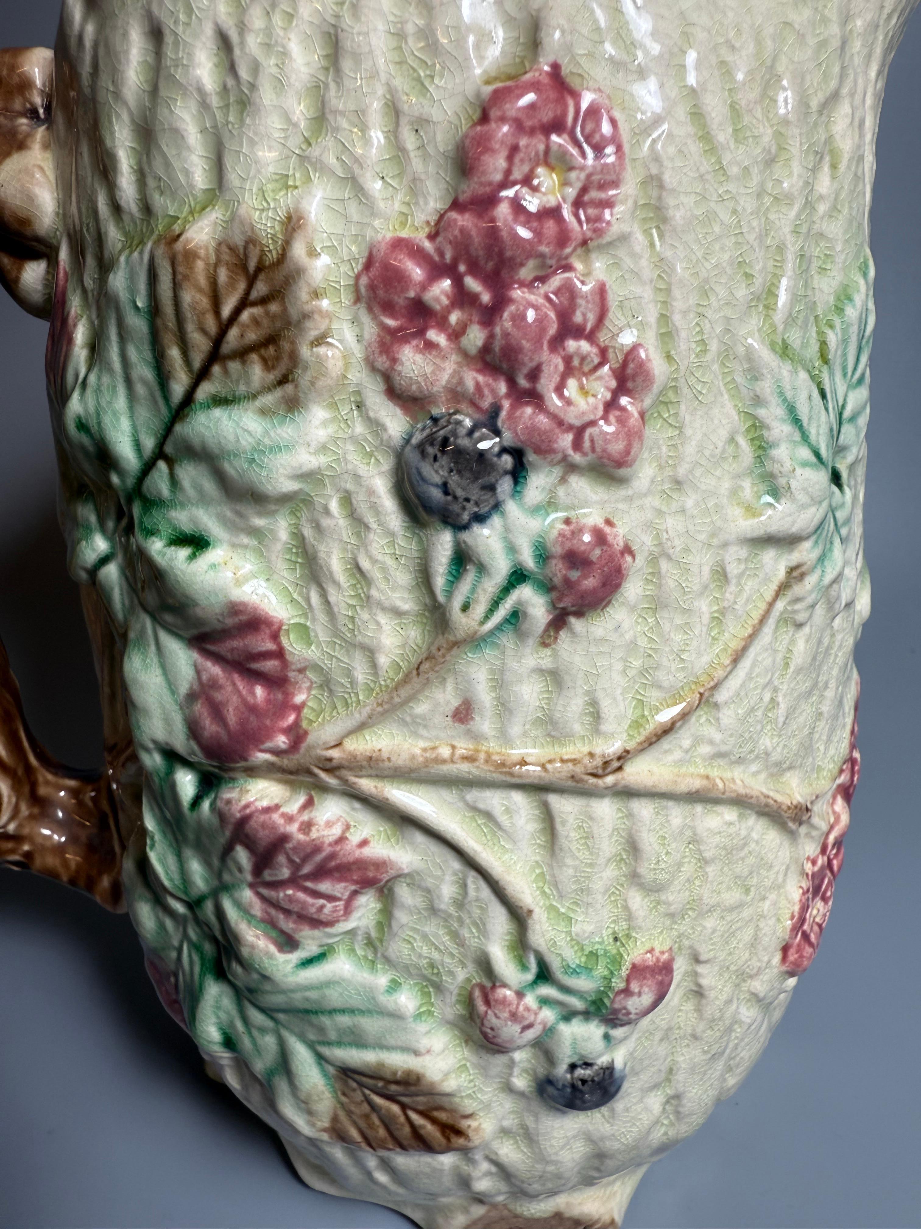 Maiolica Art Nouveau Una Grande Brocca Inghilterra In condizioni buone in vendita a Uppsala , SE