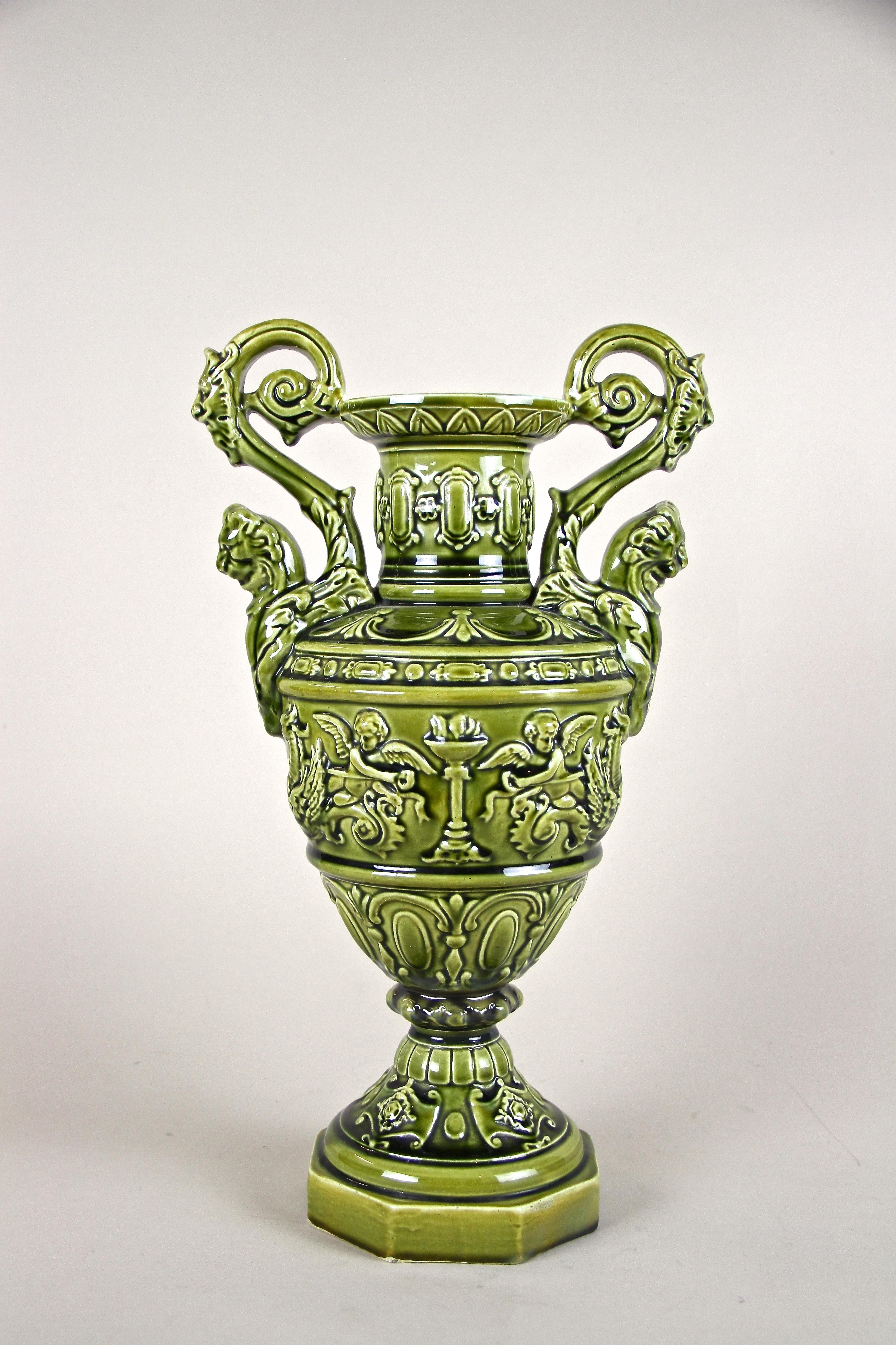 Magnifique vase Amphora en majolique de la célèbre manufacture des frères 
