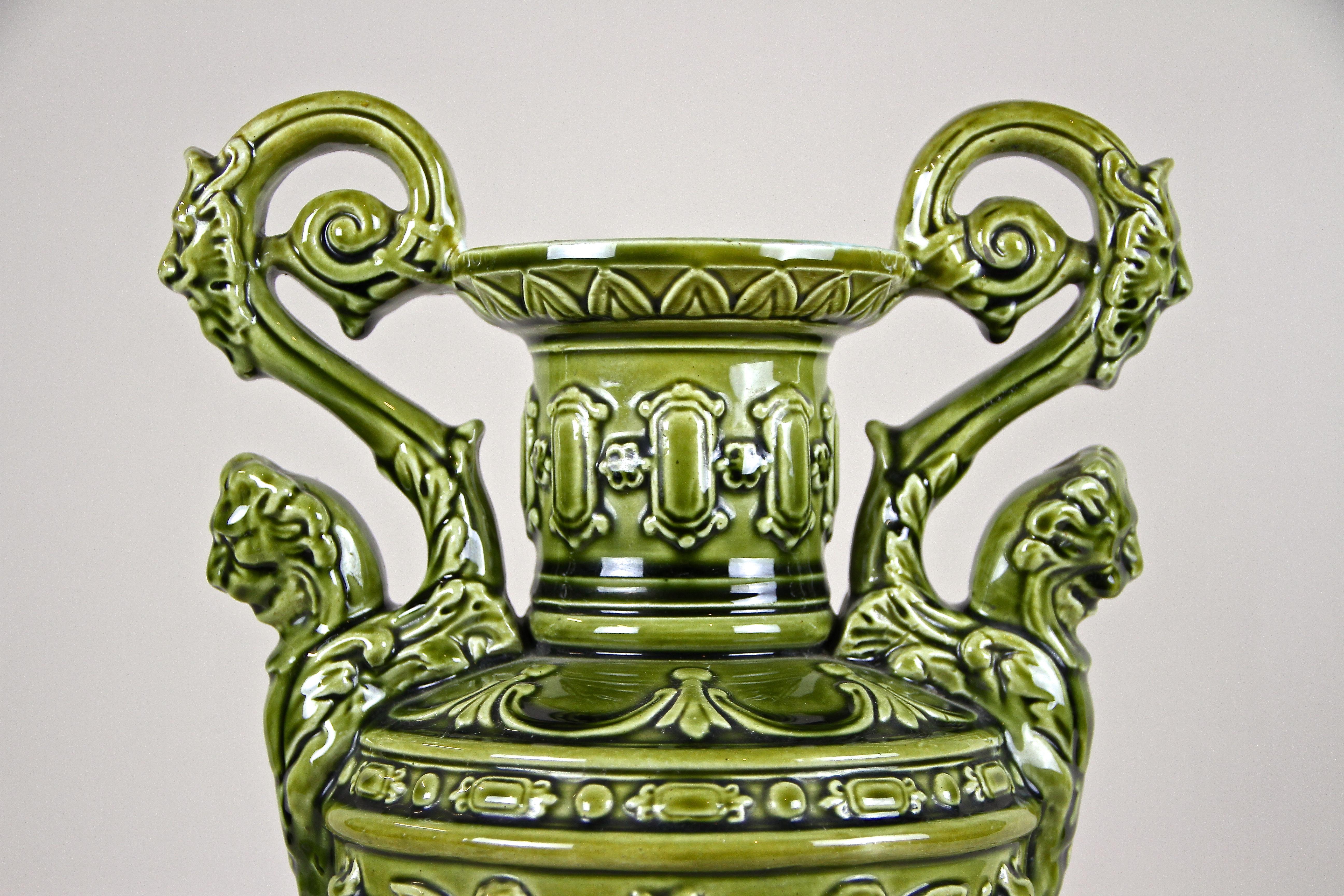 Art nouveau Vase Amphora en majolique Art Nouveau de Schuetz Cilli, vers 1900
