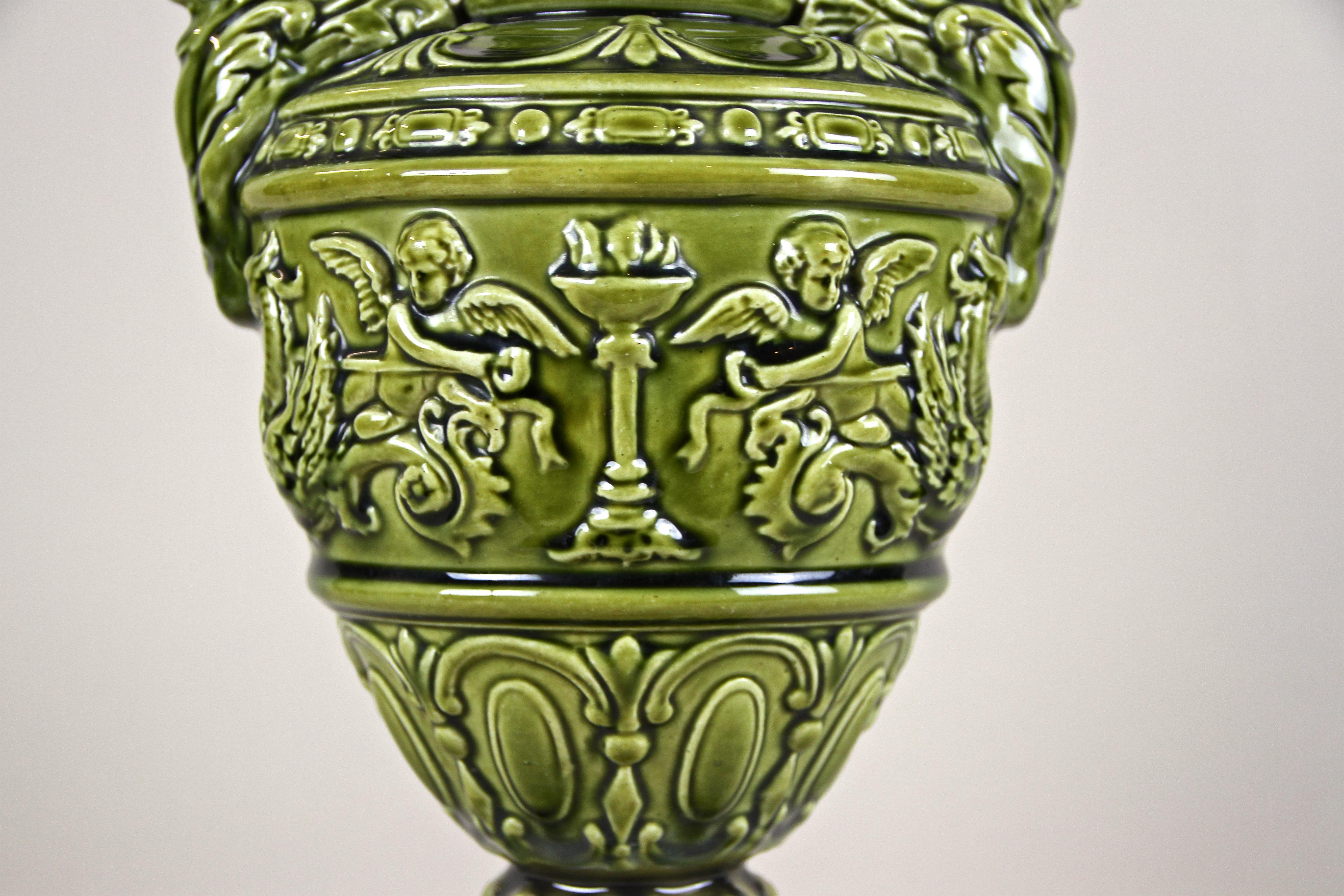 Slovène Vase Amphora en majolique Art Nouveau de Schuetz Cilli, vers 1900