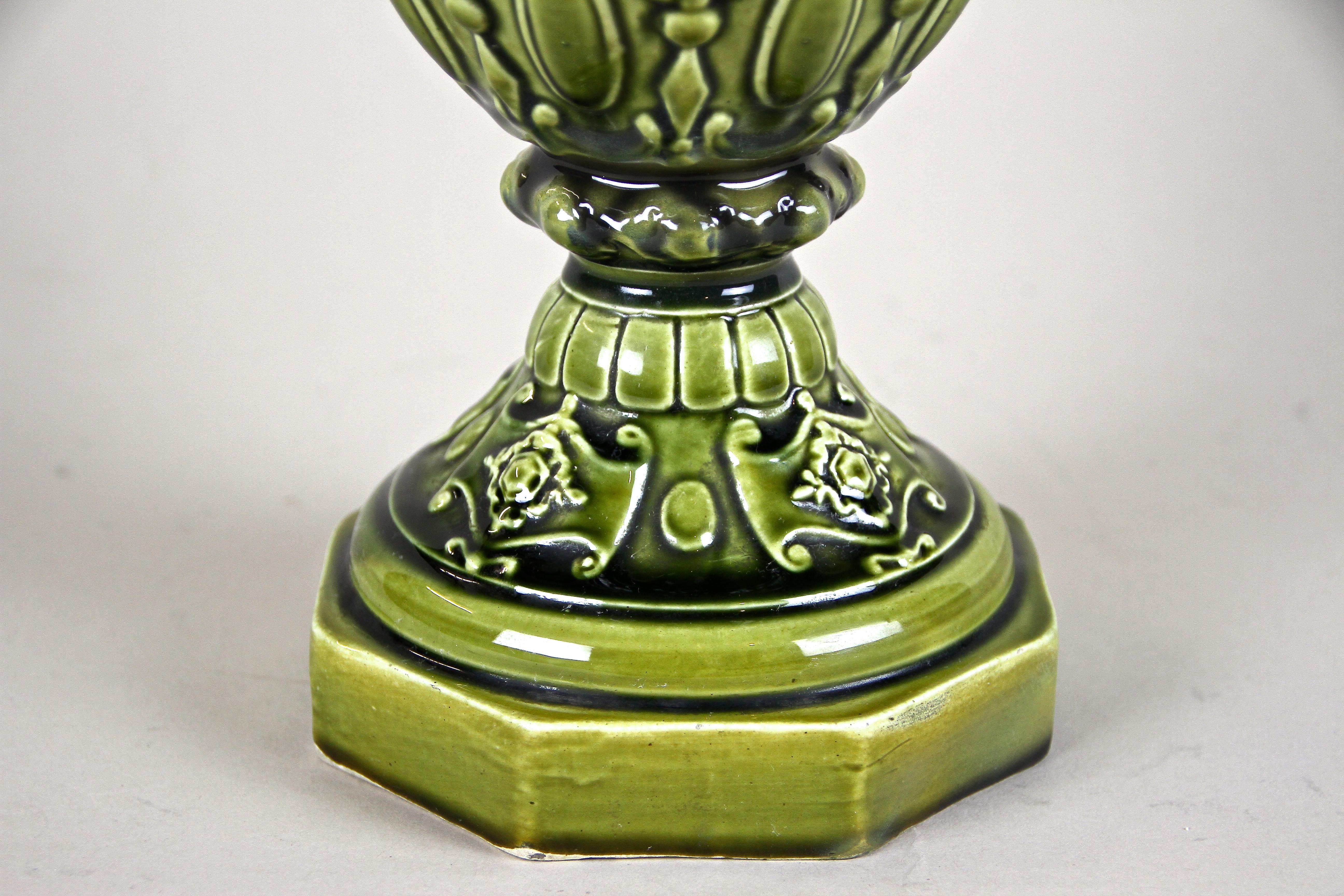 Peint à la main Vase Amphora en majolique Art Nouveau de Schuetz Cilli, vers 1900