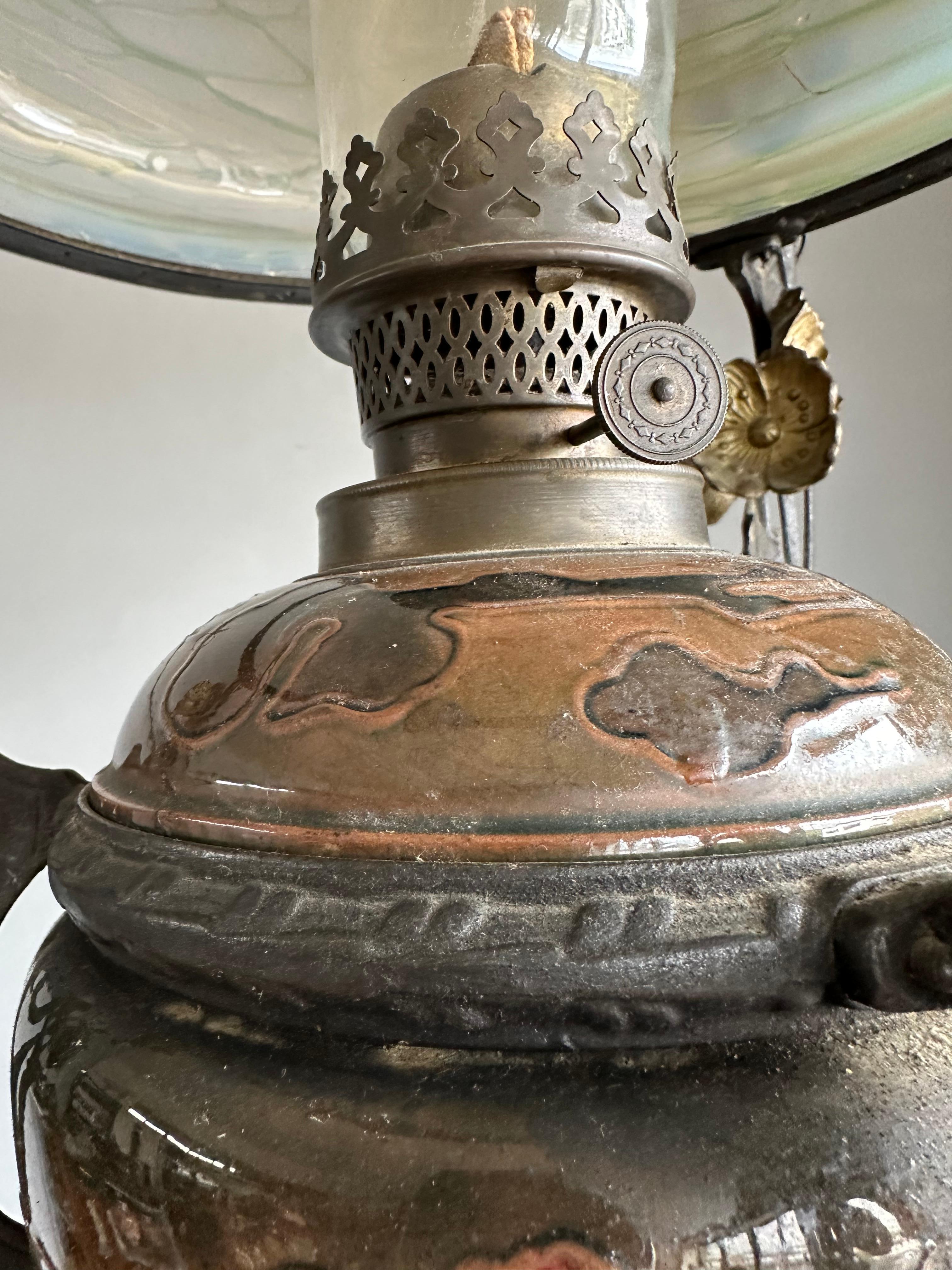 Lampe à huile réglable Art Nouveau Majolica et abat-jour en verre d'art Loetz en vente 2