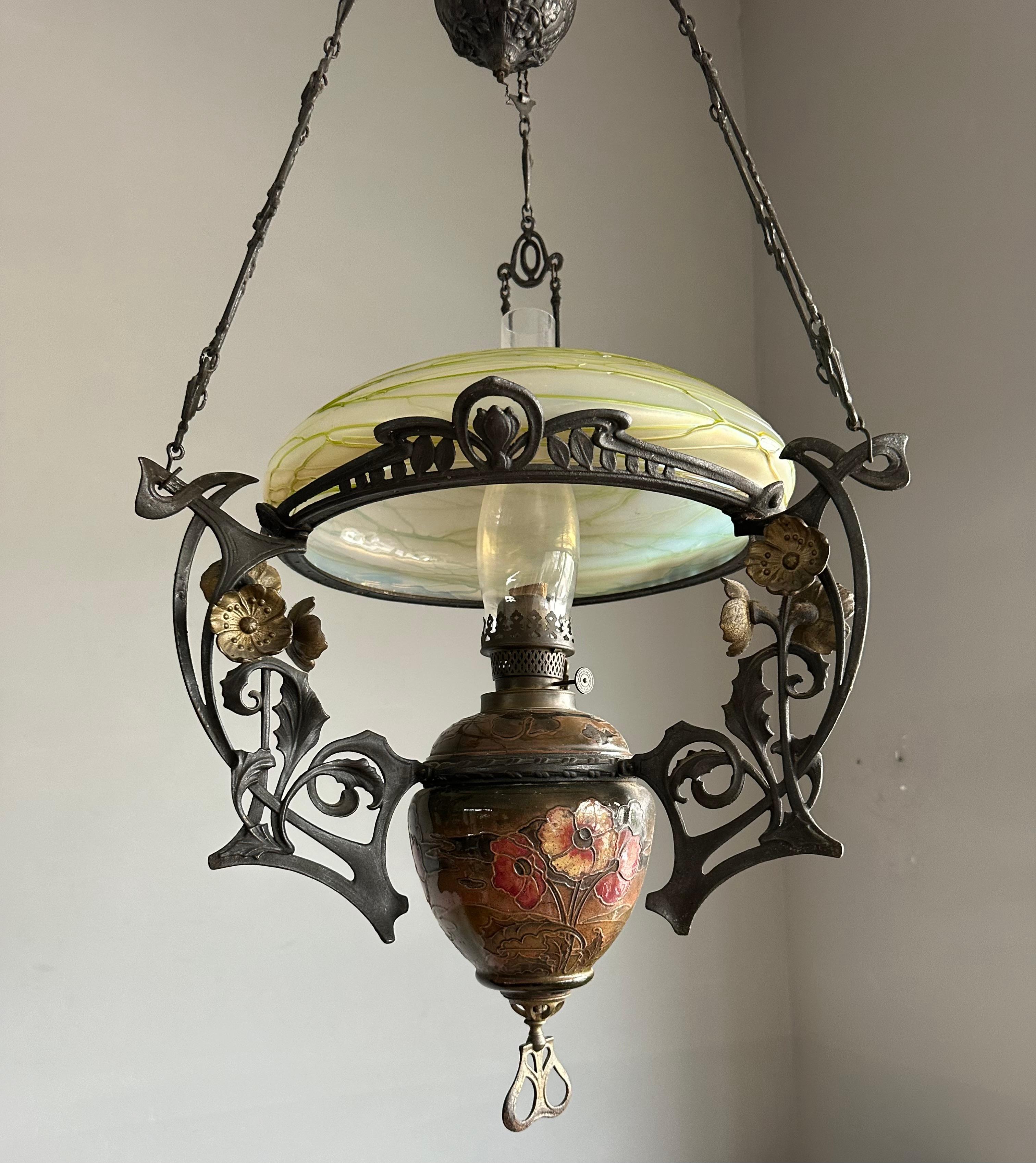 Lampe à huile réglable Art Nouveau Majolica et abat-jour en verre d'art Loetz en vente 3