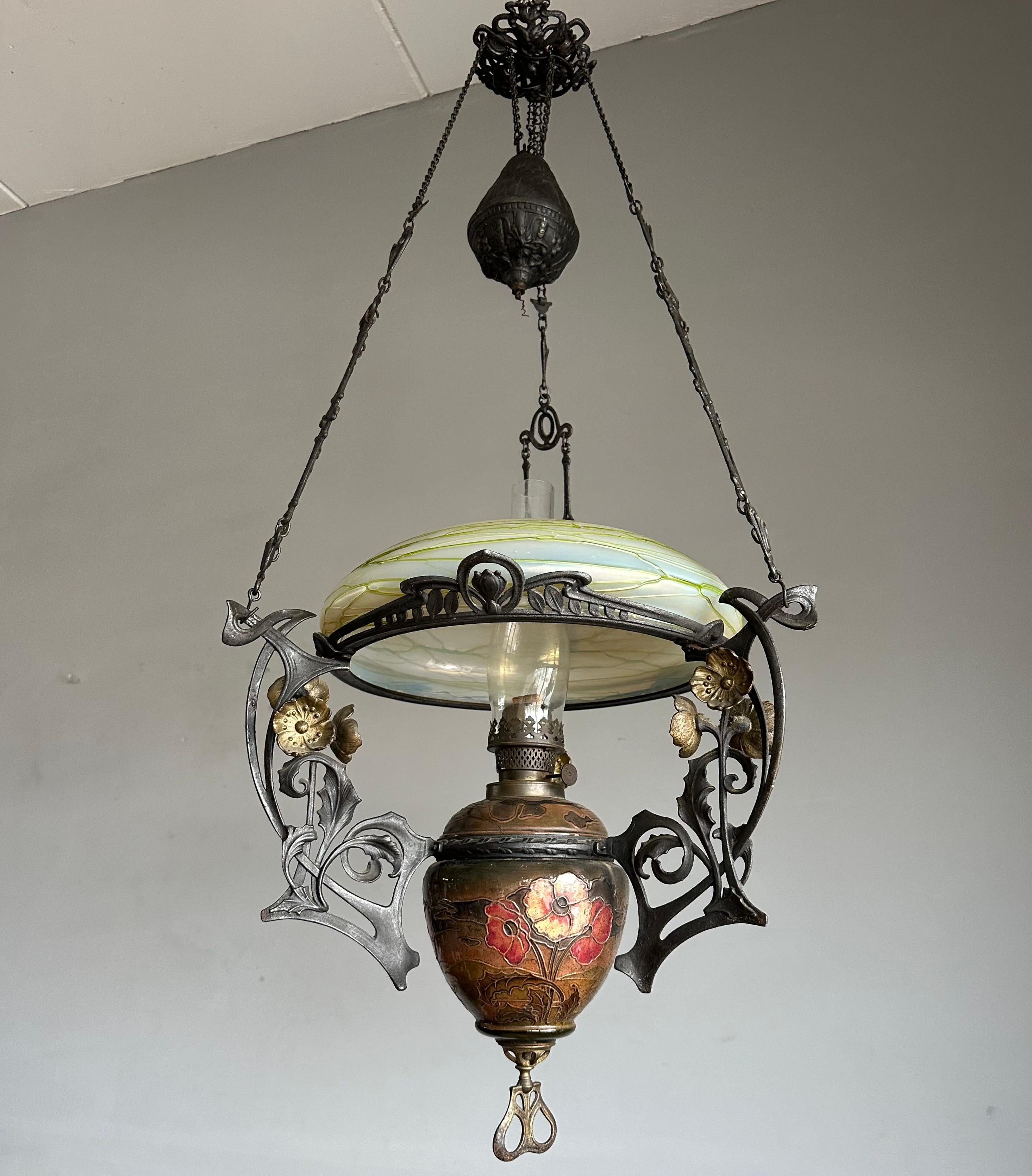 Lampe à huile réglable Art Nouveau Majolica et abat-jour en verre d'art Loetz en vente 4