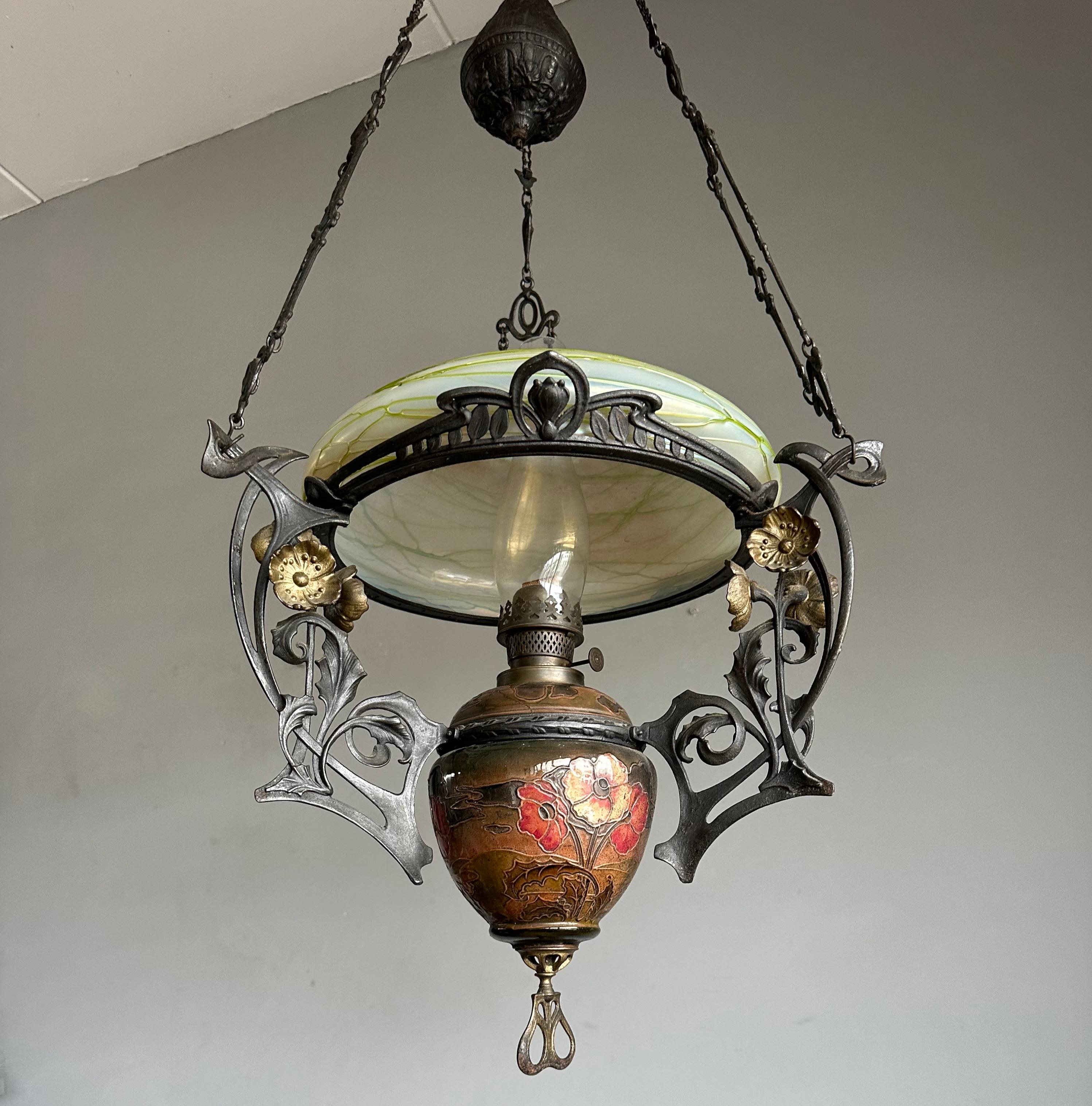 Lampe à huile réglable Art Nouveau Majolica et abat-jour en verre d'art Loetz en vente 5