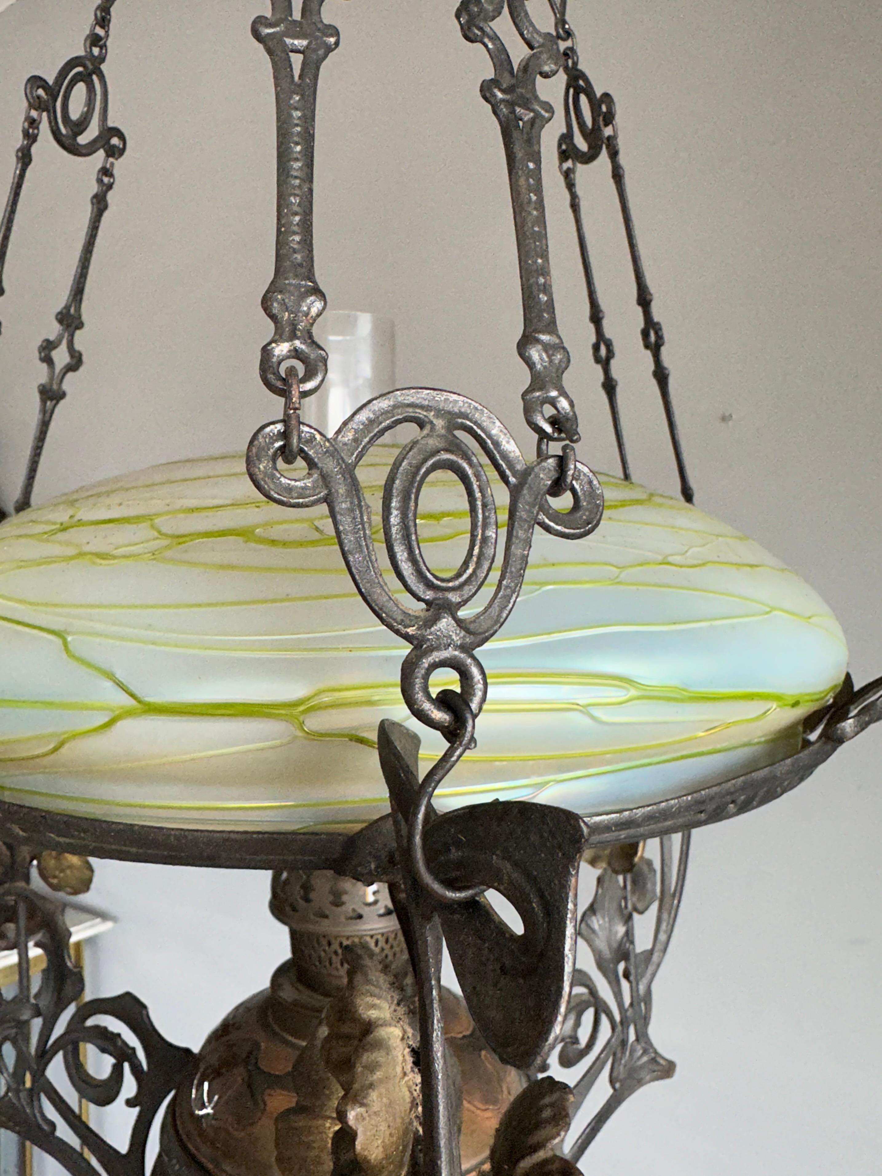 Lampe à huile réglable Art Nouveau Majolica et abat-jour en verre d'art Loetz en vente 7