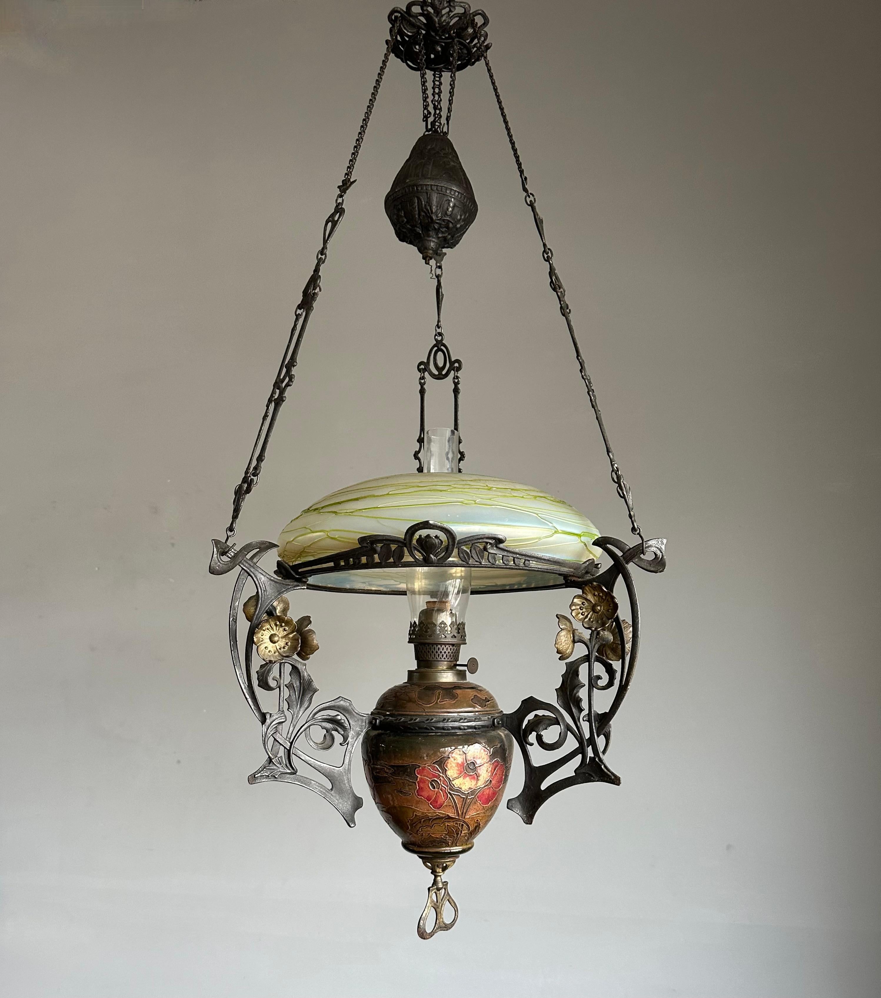 Lampe à huile réglable Art Nouveau Majolica et abat-jour en verre d'art Loetz en vente 9