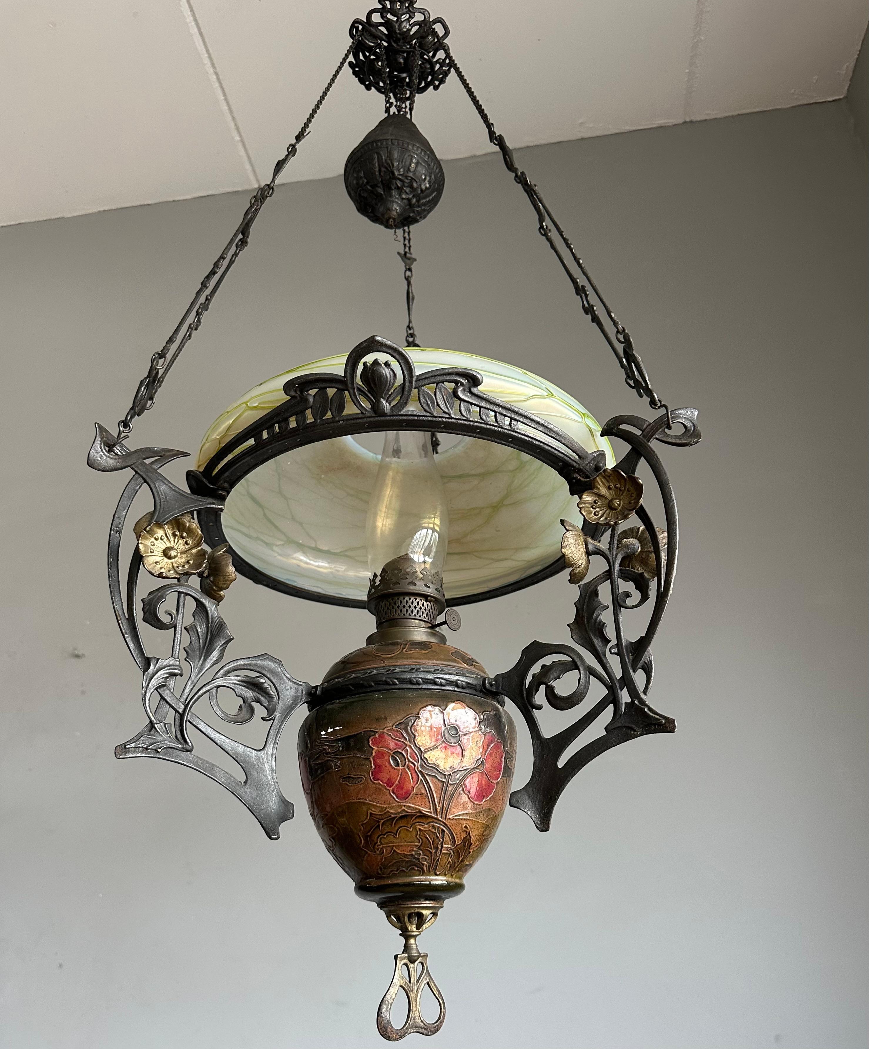 Lampe à huile réglable Art Nouveau Majolica et abat-jour en verre d'art Loetz en vente 10