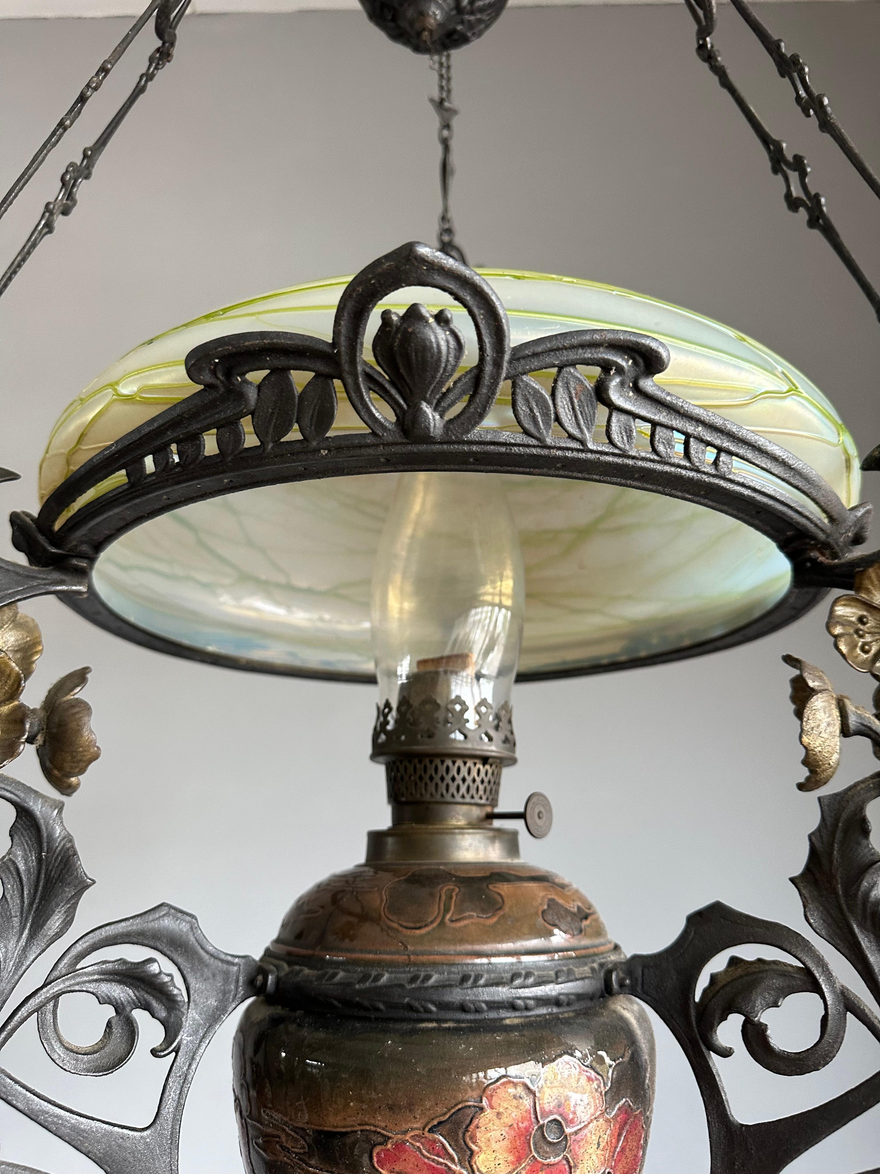 Lampe à huile réglable Art Nouveau Majolica et abat-jour en verre d'art Loetz en vente 11