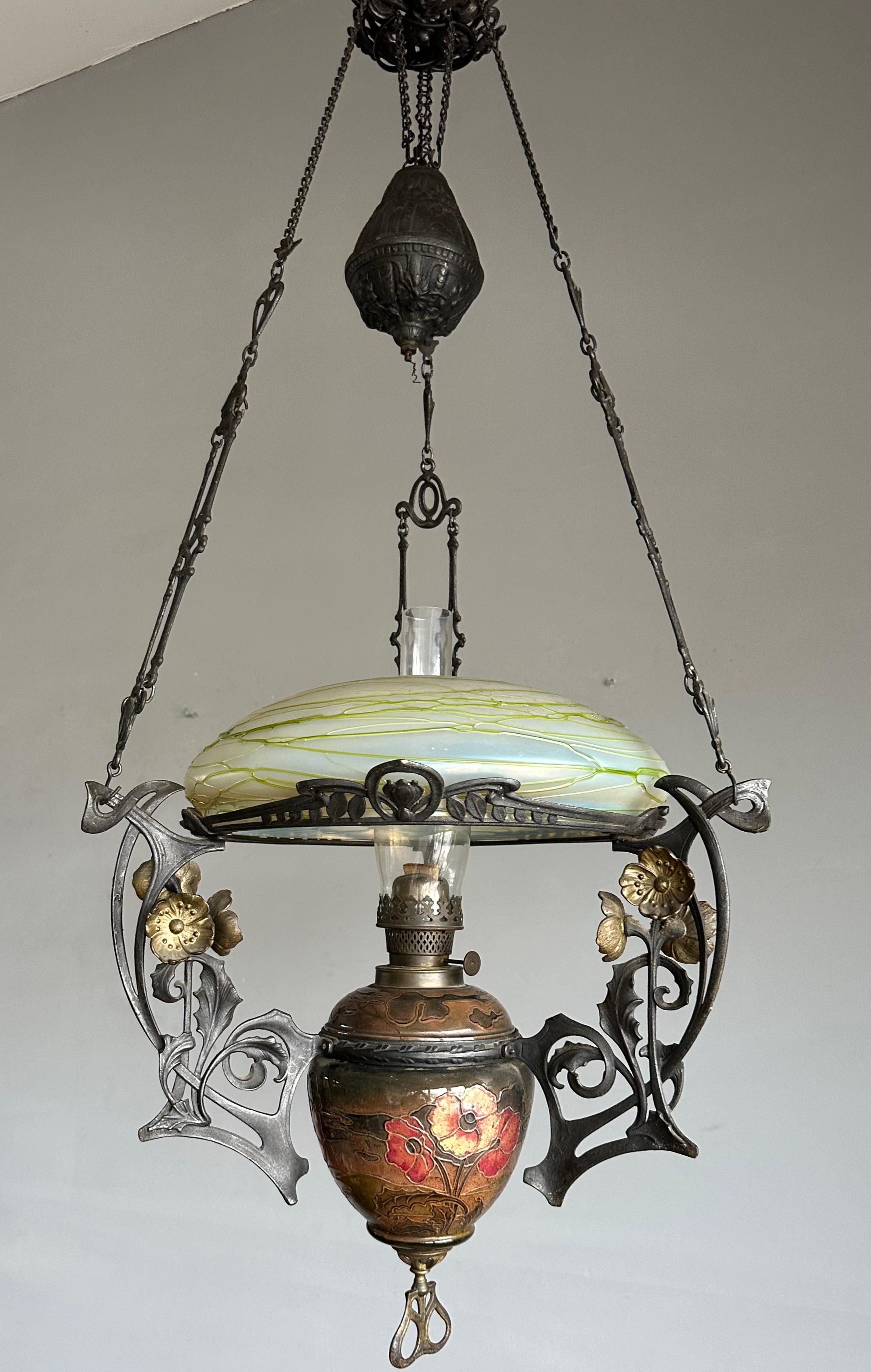 Rare, grande et belle lampe à huile ancienne Art Nouveau avec cadre en fer noirci à décor floral.

Cette grande et impressionnante lampe à huile date du début des années 1900. L'ensemble est fabriqué à la main à l'aide de divers matériaux de qualité