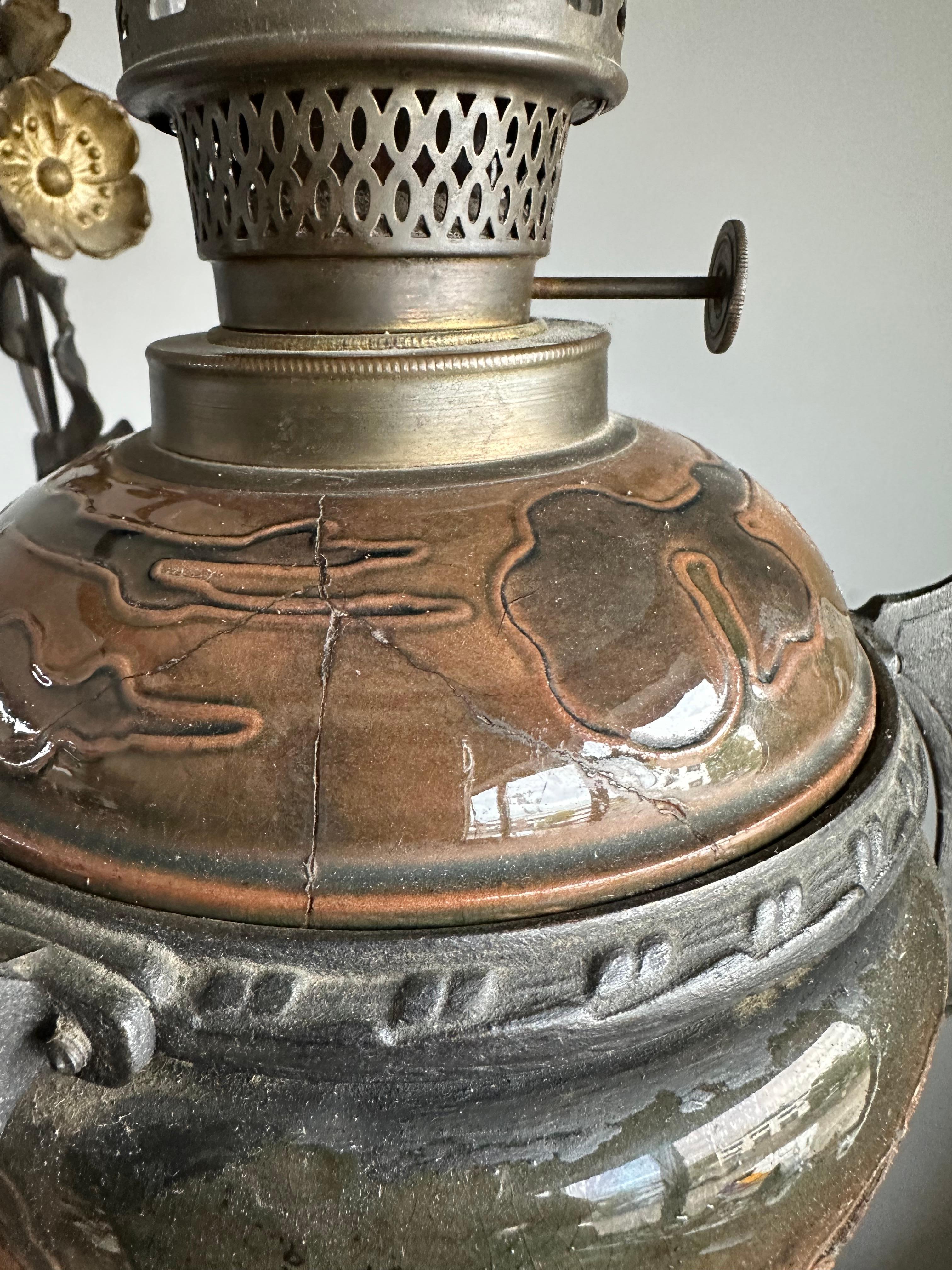Lampe à huile réglable Art Nouveau Majolica et abat-jour en verre d'art Loetz en vente 12