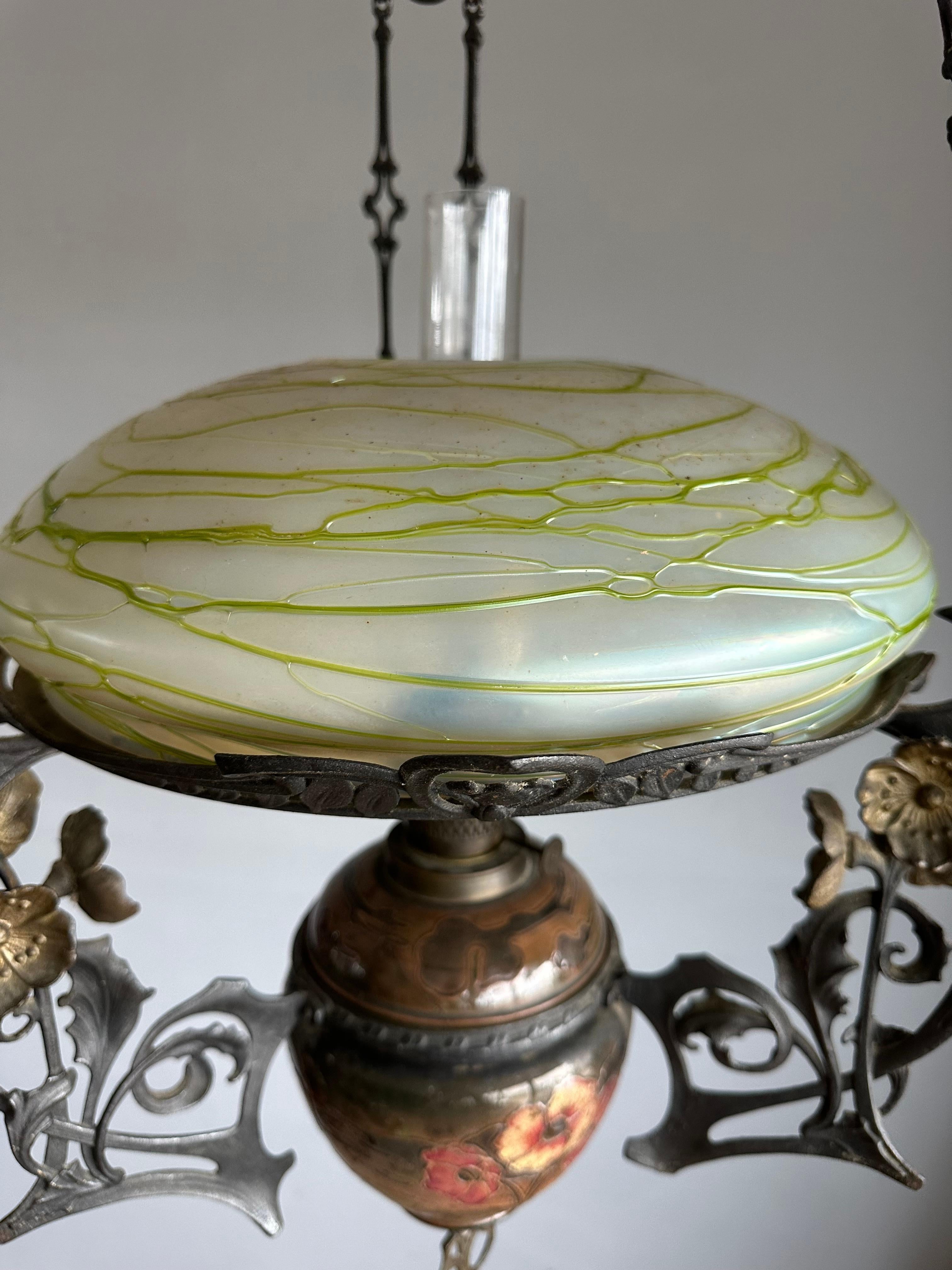 Arts and Crafts Lampe à huile réglable Art Nouveau Majolica et abat-jour en verre d'art Loetz en vente