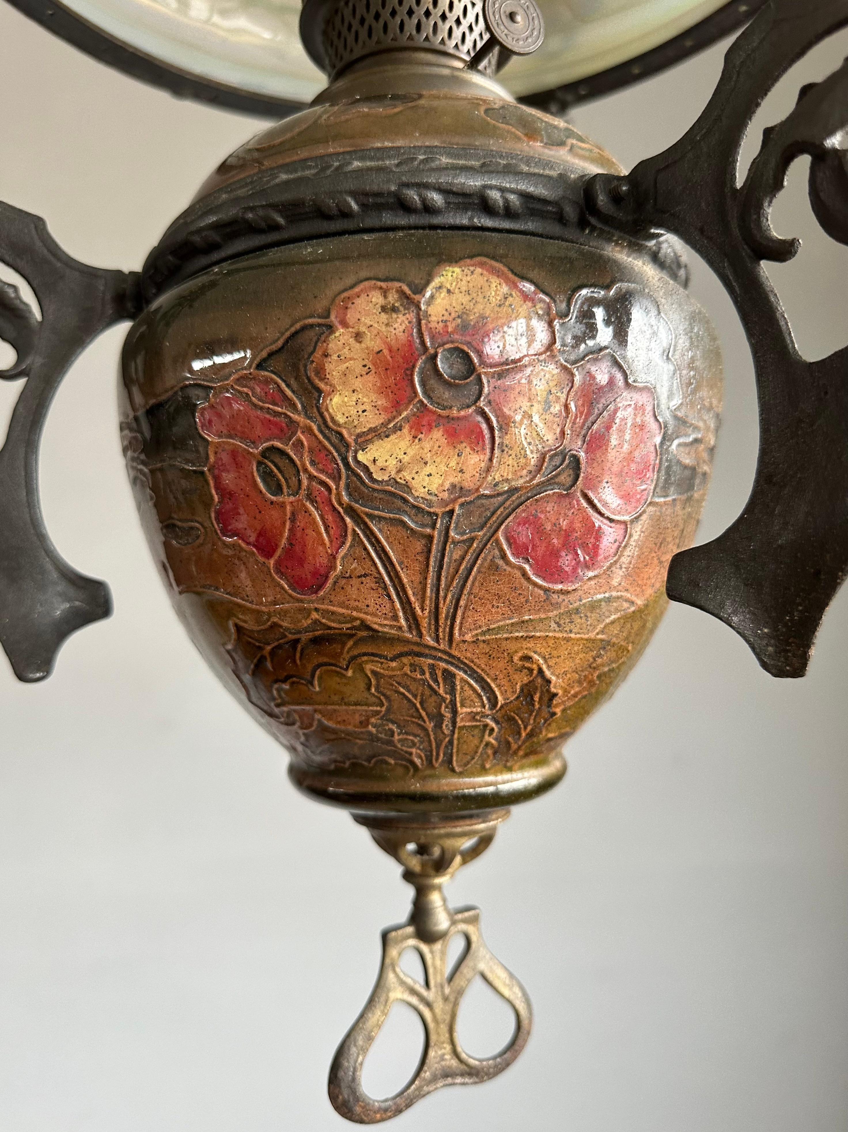 Européen Lampe à huile réglable Art Nouveau Majolica et abat-jour en verre d'art Loetz en vente