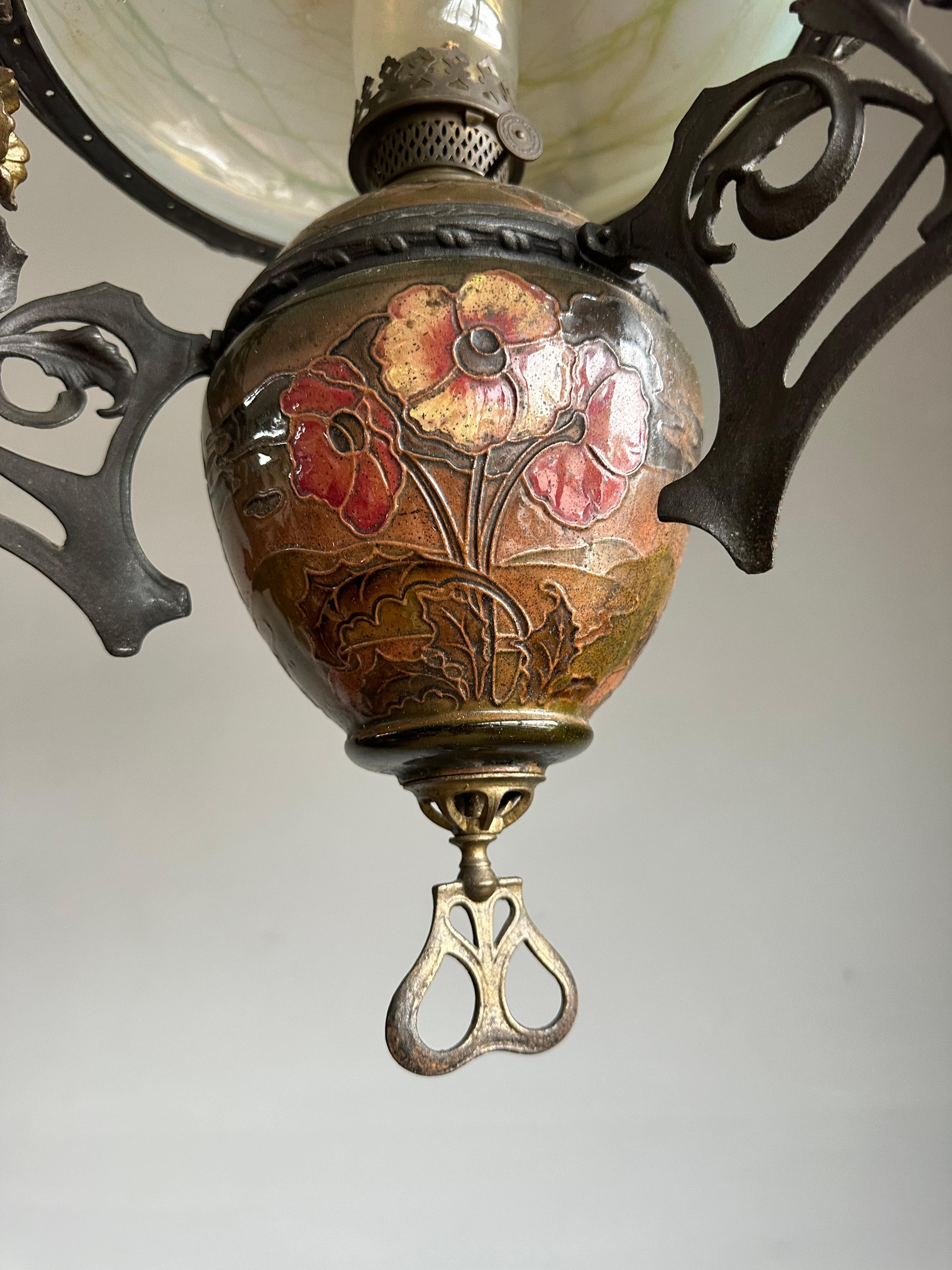 Noirci Lampe à huile réglable Art Nouveau Majolica et abat-jour en verre d'art Loetz en vente